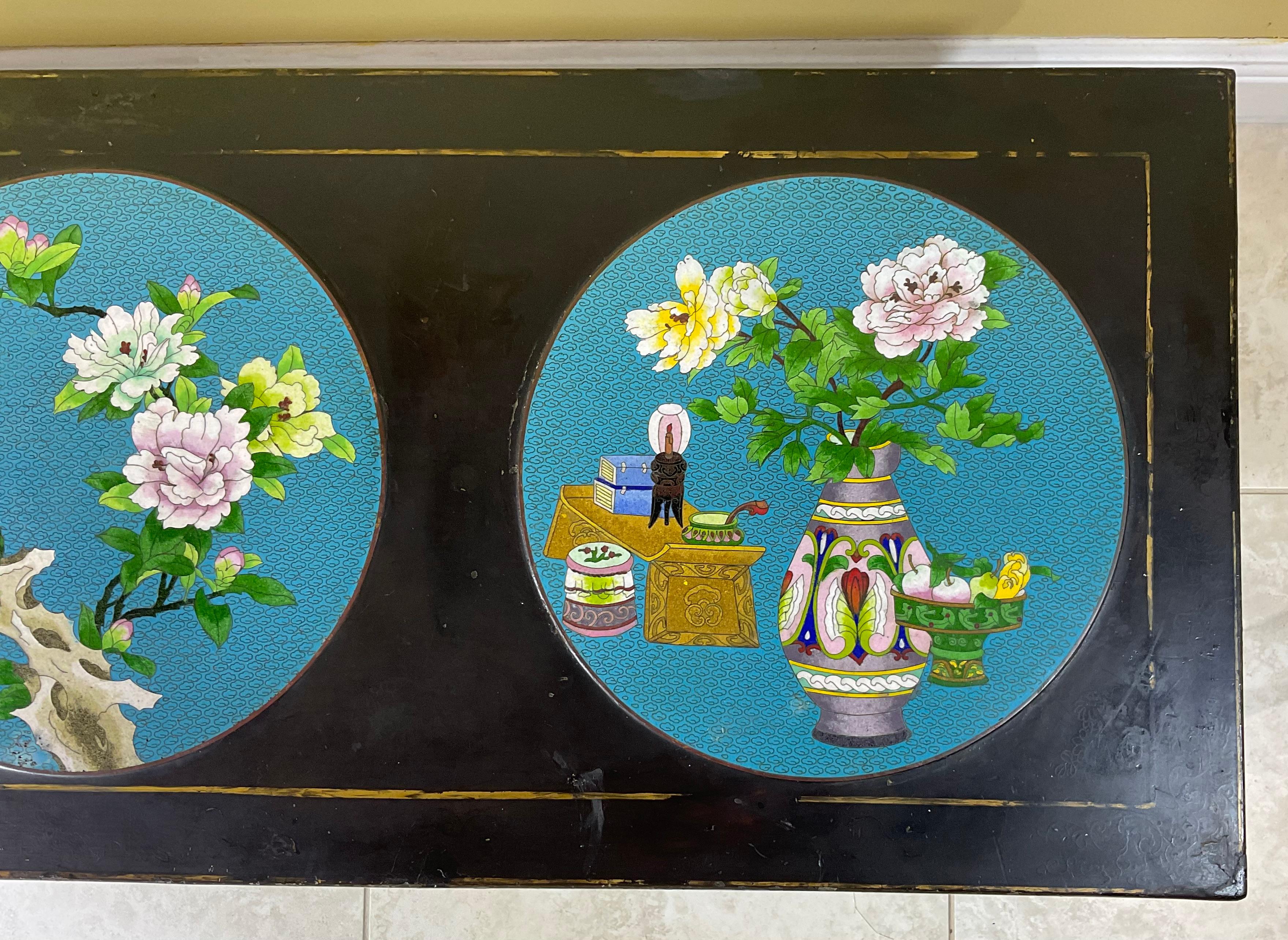 Antique lacquer Chinese Coffee Table With Three Colorful Cloisonné Medallion In Good Condition For Sale In Delray Beach, FL