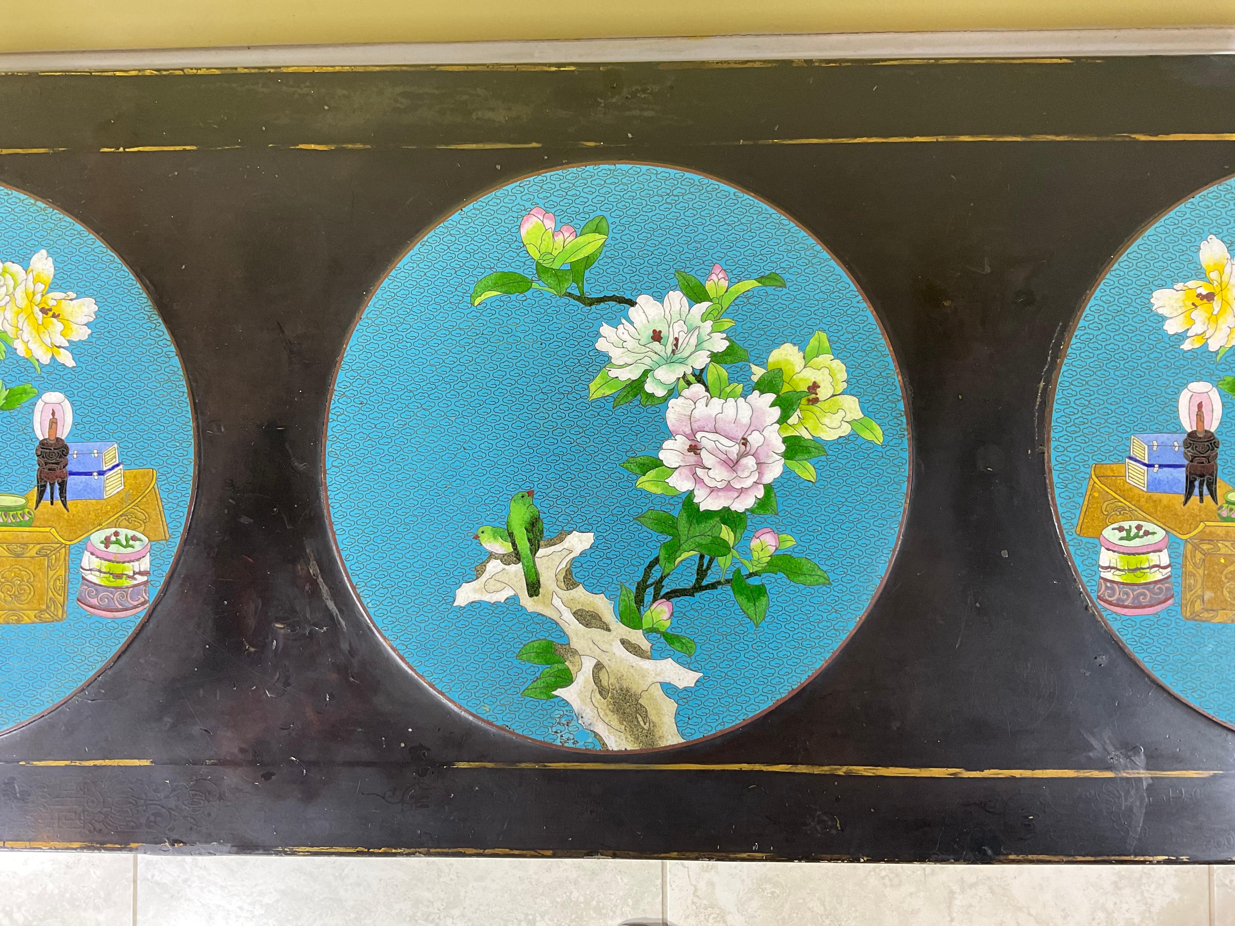 Début du 20ème siècle Table basse chinoise ancienne en laque avec trois médaillons cloisonnés colorés en vente