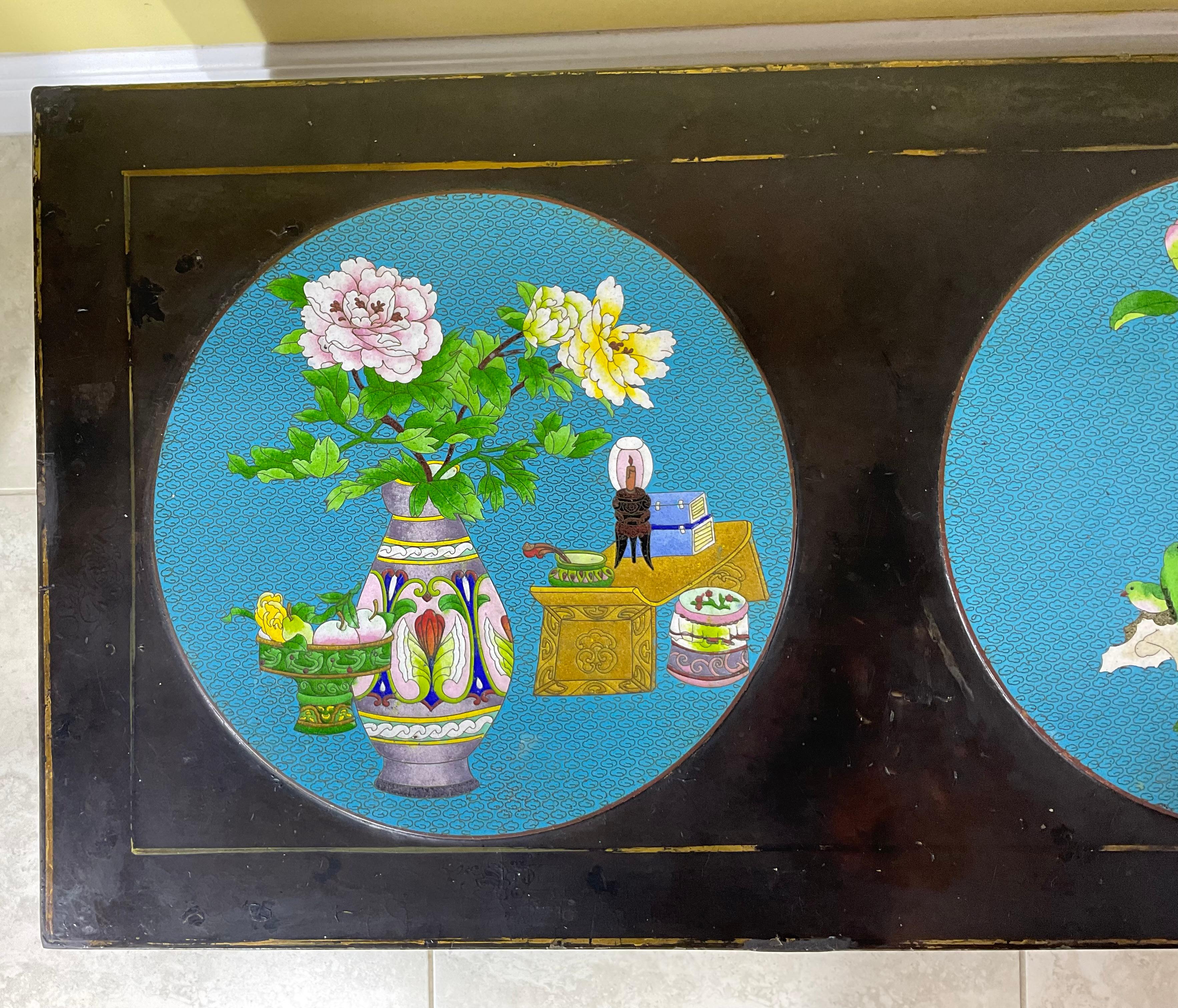 Antique lacquer Chinese Coffee Table With Three Colorful Cloisonné Medallion For Sale 1