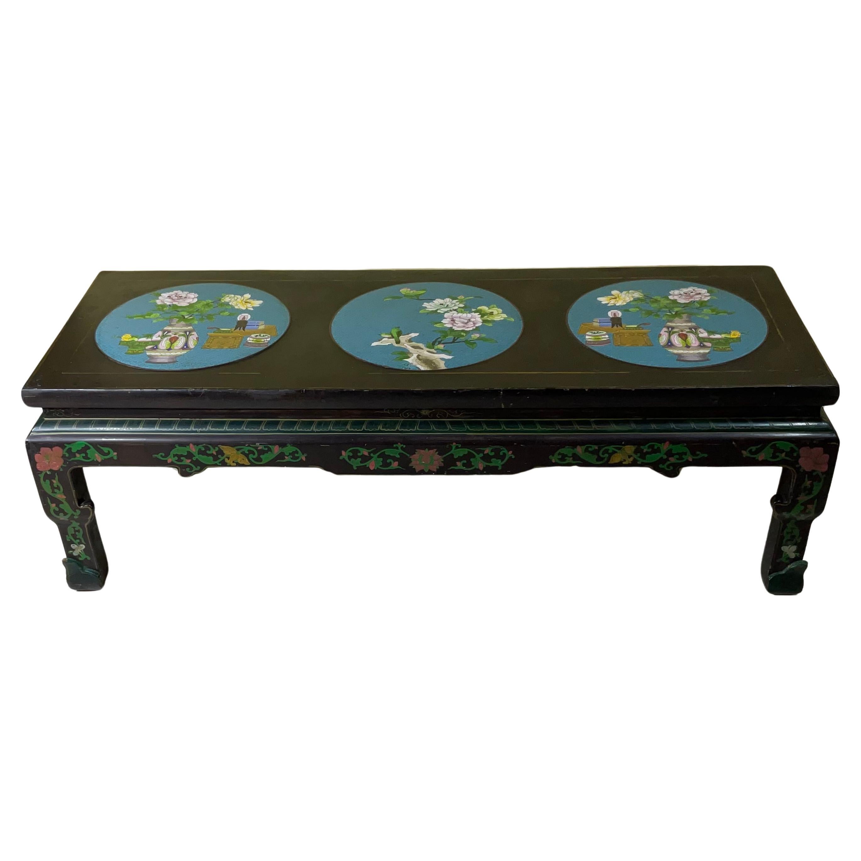 Table basse chinoise ancienne en laque avec trois médaillons cloisonnés colorés en vente