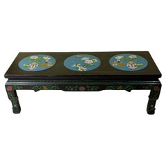 Table basse chinoise ancienne en laque avec trois médaillons cloisonnés colorés
