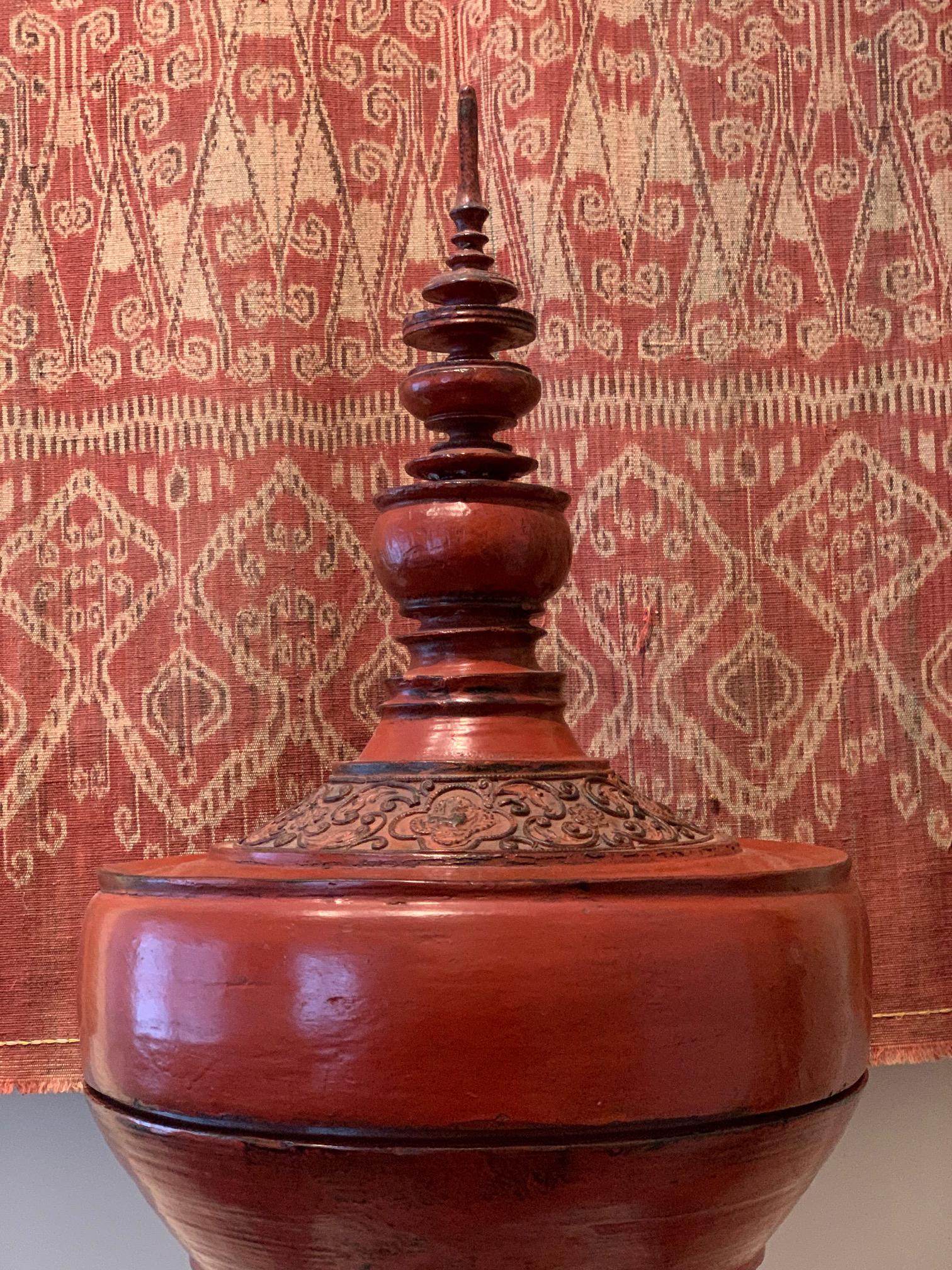 Vase en laque d'Asie du Sud-Est de forme emblématique, provenant de Birmanie ou du nord de la Thaïlande, vers le début du XXe siècle. Ce récipient couvert est appelé 