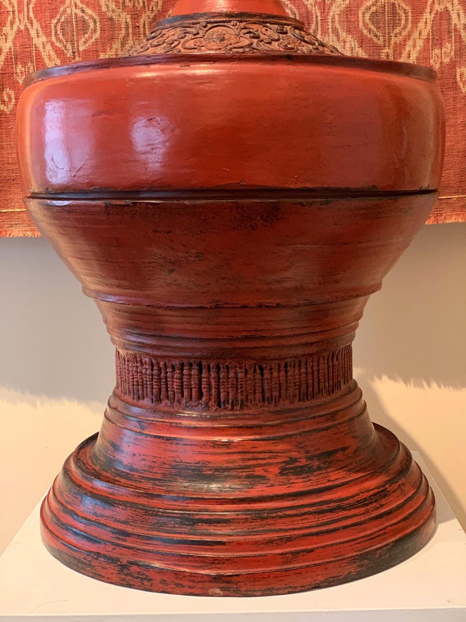 Birman Bol à offrande en orme laqué antique Southeast Asia en vente