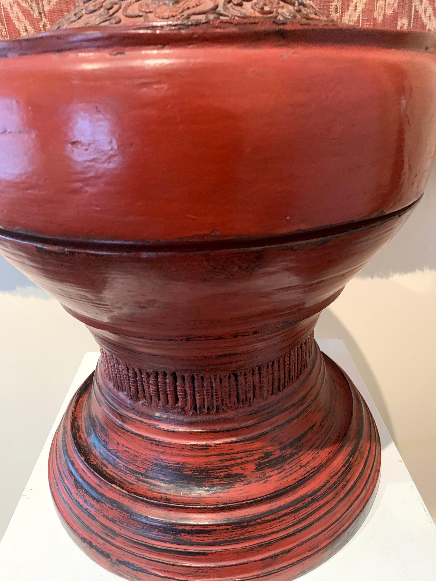 20ième siècle Bol à offrande en orme laqué antique Southeast Asia en vente