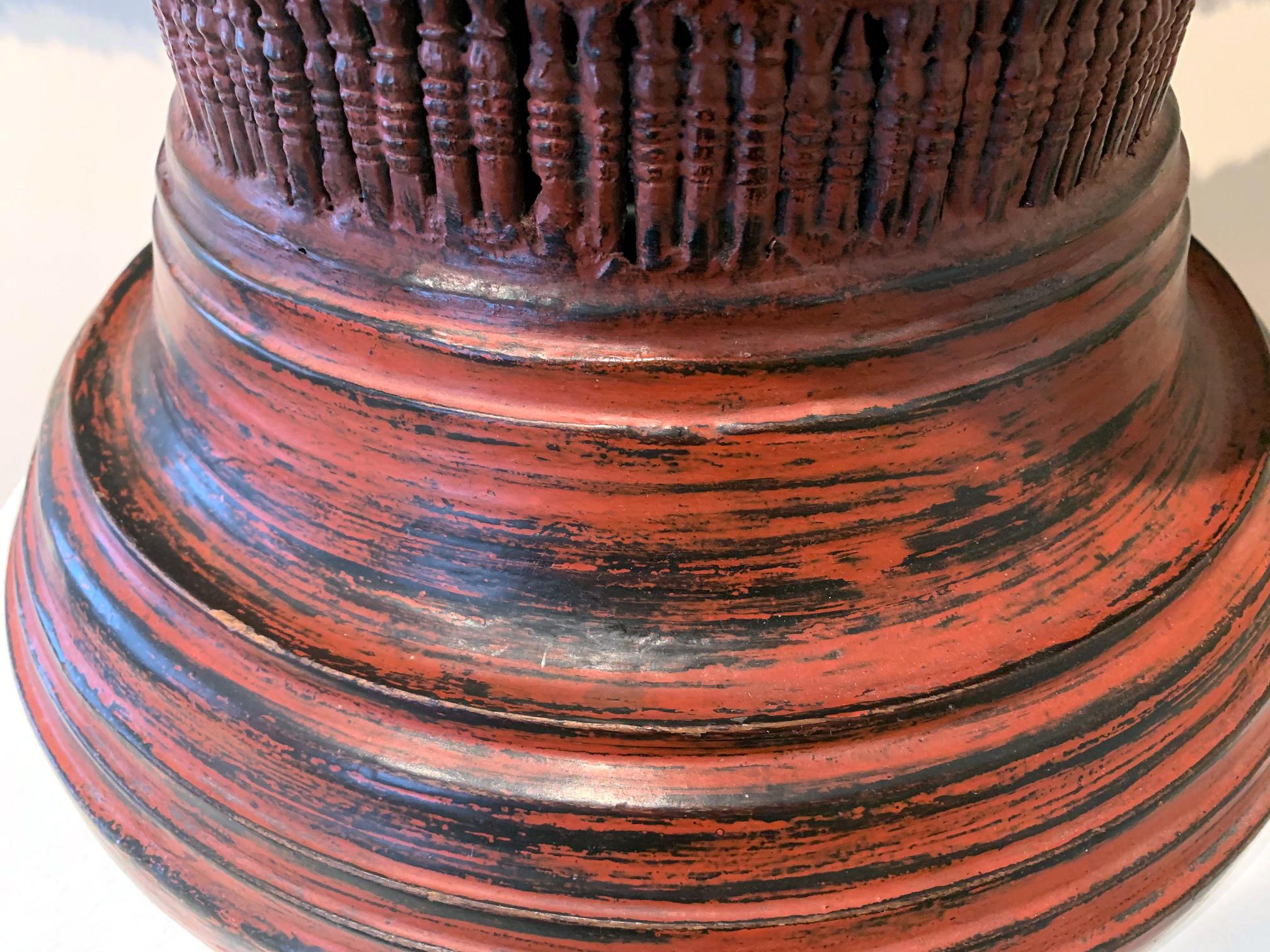 Bois Bol à offrande en orme laqué antique Southeast Asia en vente