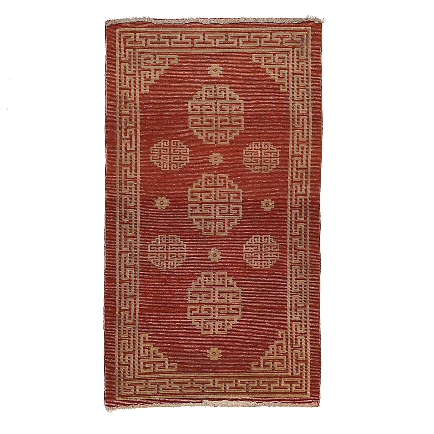 Here a series of golden yellow octagonal motifs, obtained from the stylisation of the dragon element, are arranged in an orderly manner against a rare lacquer red background. Very finely knotted with extremely soft and glossy Tibetan highland wool.