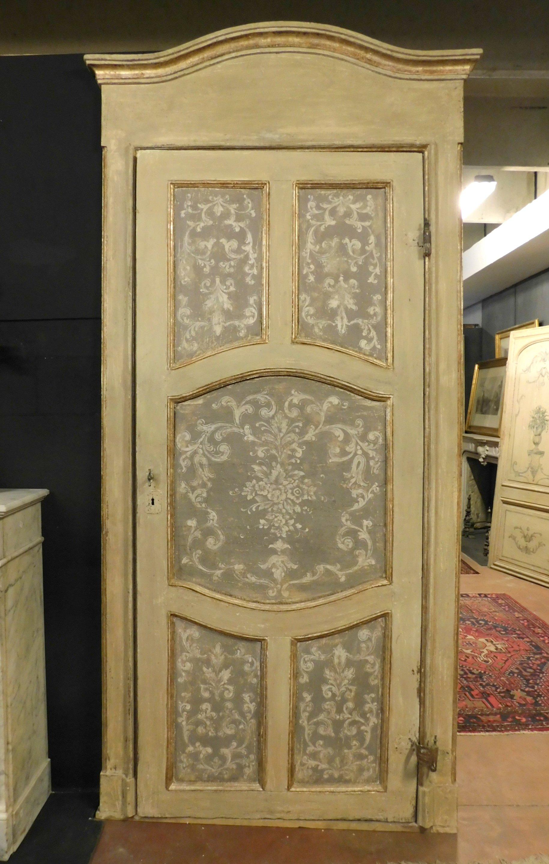 Antique lacquered door with white floral motifs on a gray background, 5 panels painted with gilded molure, original frame and iron, baroque period of the 1700 coming from an important noble palace in Italy.
Arched frame, also painted on the back