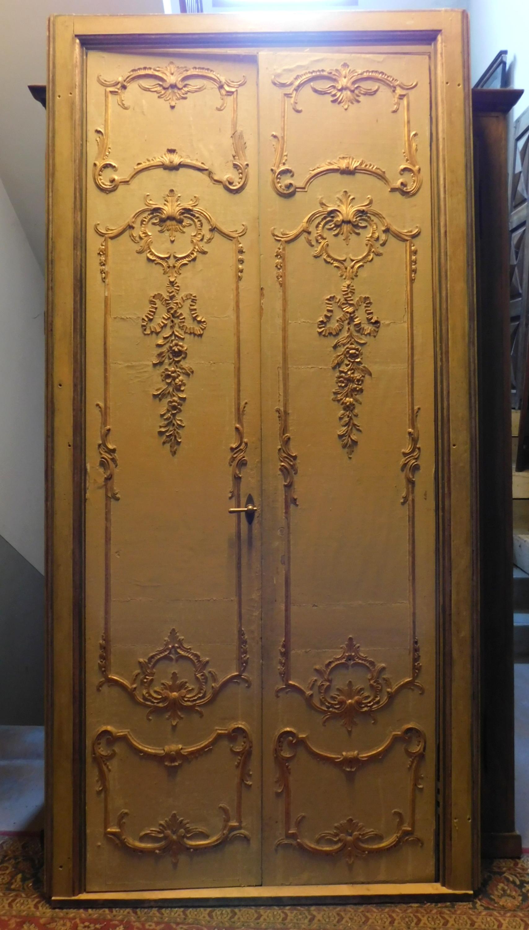 Antique Lacquered and Gilded Double Door with Frame, 19th Century, Milan 'Italy' In Good Condition In Cuneo, Italy (CN)