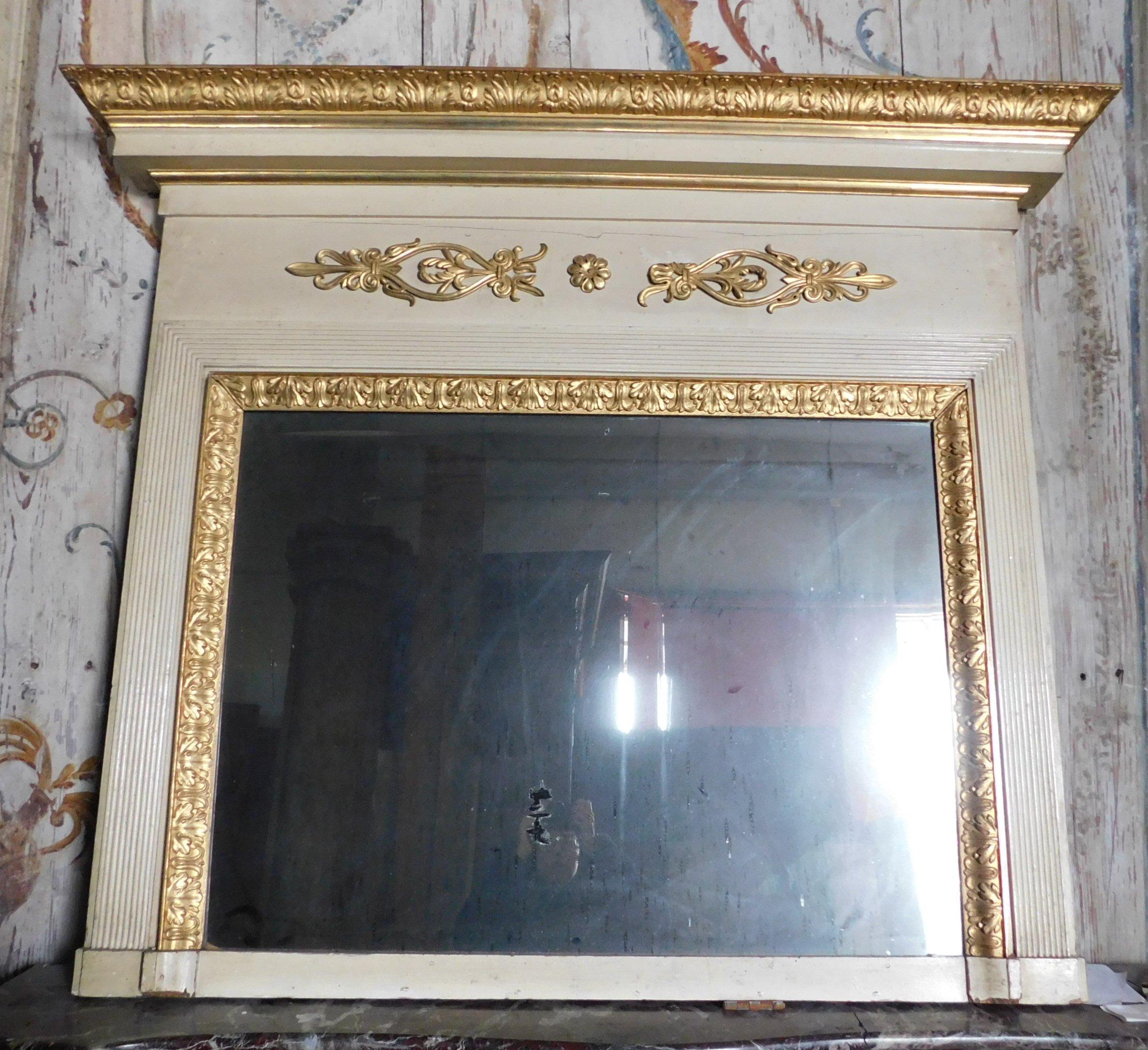 Ancient mirror in light gray and golden lacquered wood, with hand carved friezes and hat, from the 19th century, produced in Italy.
Originally it was born to be above a fireplace, today it can be used as a mirror in any place, above a console, in