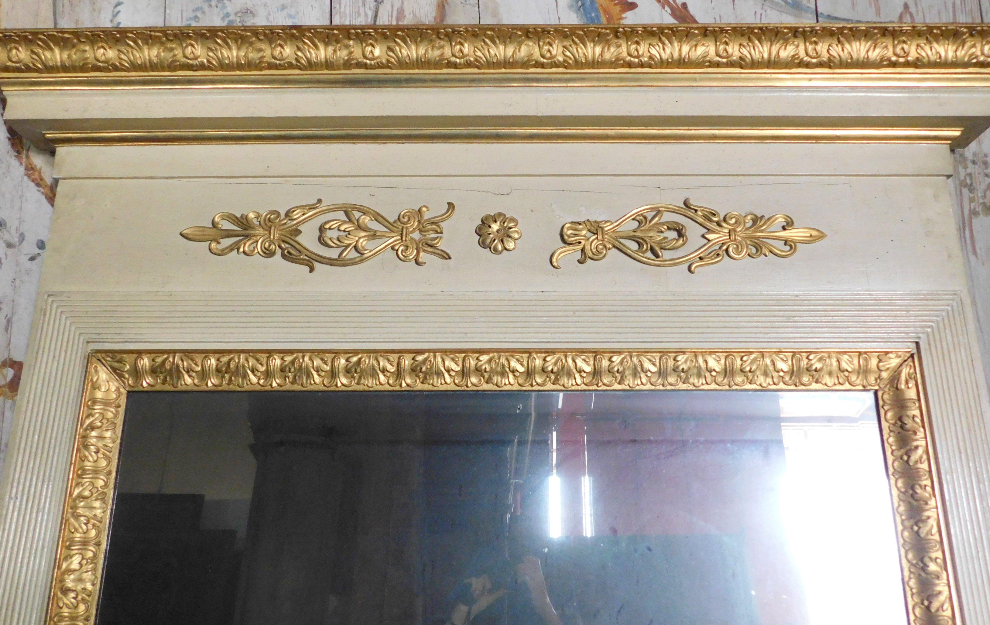 Antiguo Espejo de Chimenea Lacado y Dorado con Frisos y Sombrero, 1800, Italia Pintado a mano en venta