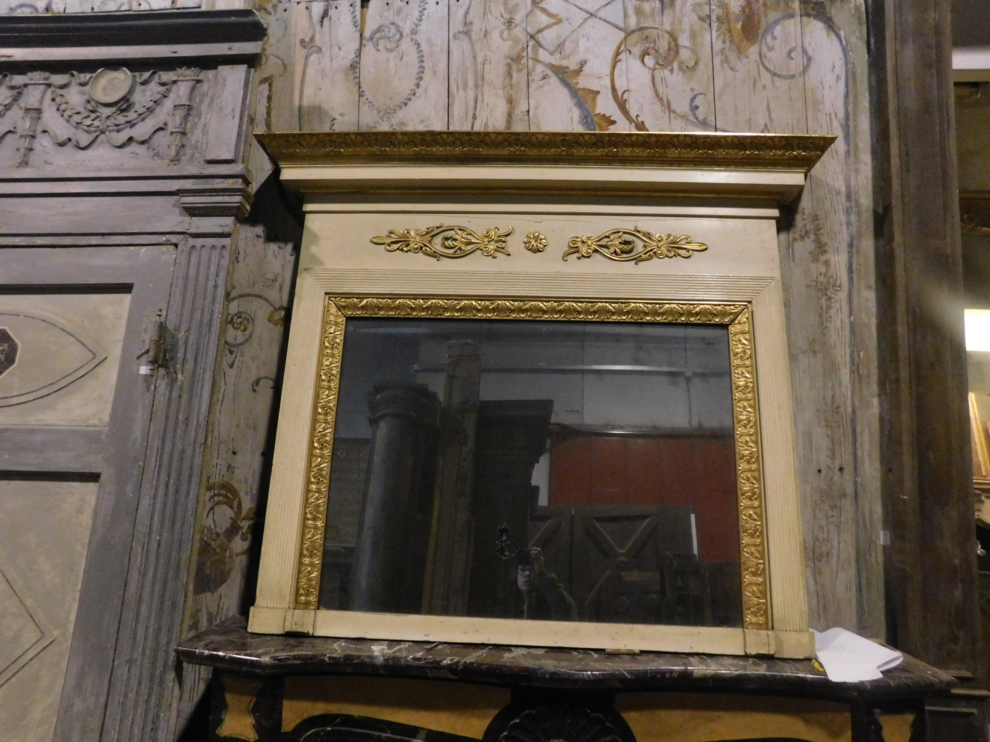 Antiguo Espejo de Chimenea Lacado y Dorado con Frisos y Sombrero, 1800, Italia en Bueno estado para la venta en Cuneo, Italy (CN)