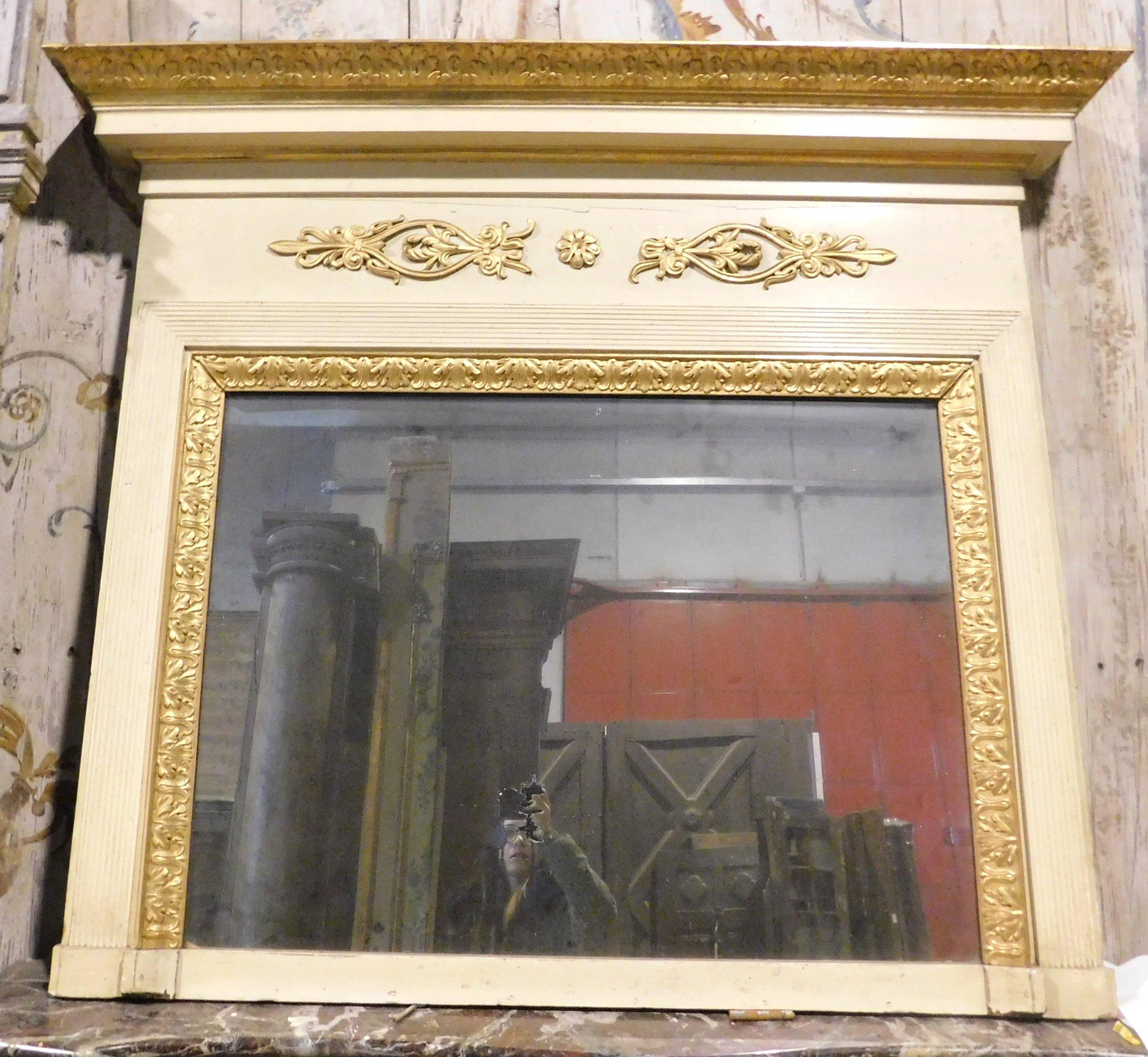 Antique Lacquered and Gilded Fireplace Mirror with Friezes and Hat, 1800, Italy In Good Condition For Sale In Cuneo, Italy (CN)