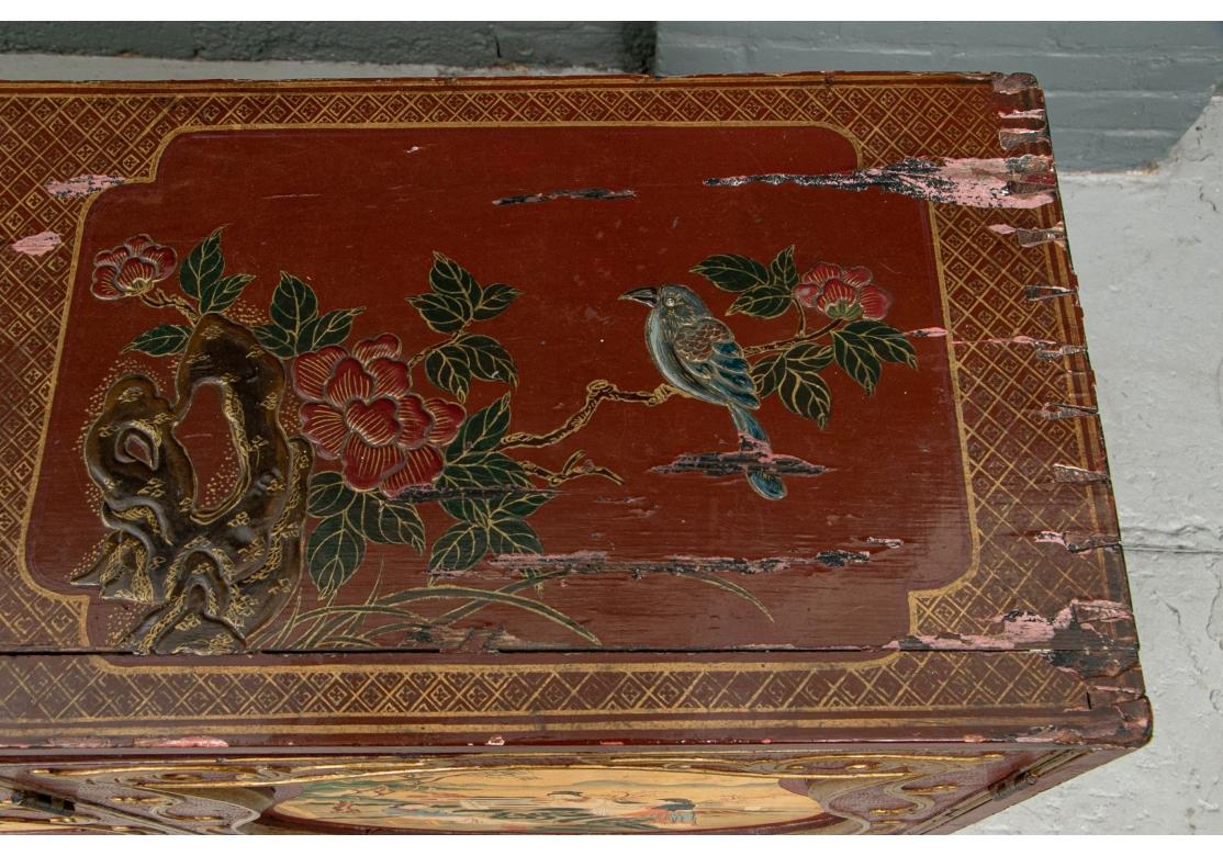 Ancienne armoire chinoise laquée et décorée de peinture à restaurer en vente 5
