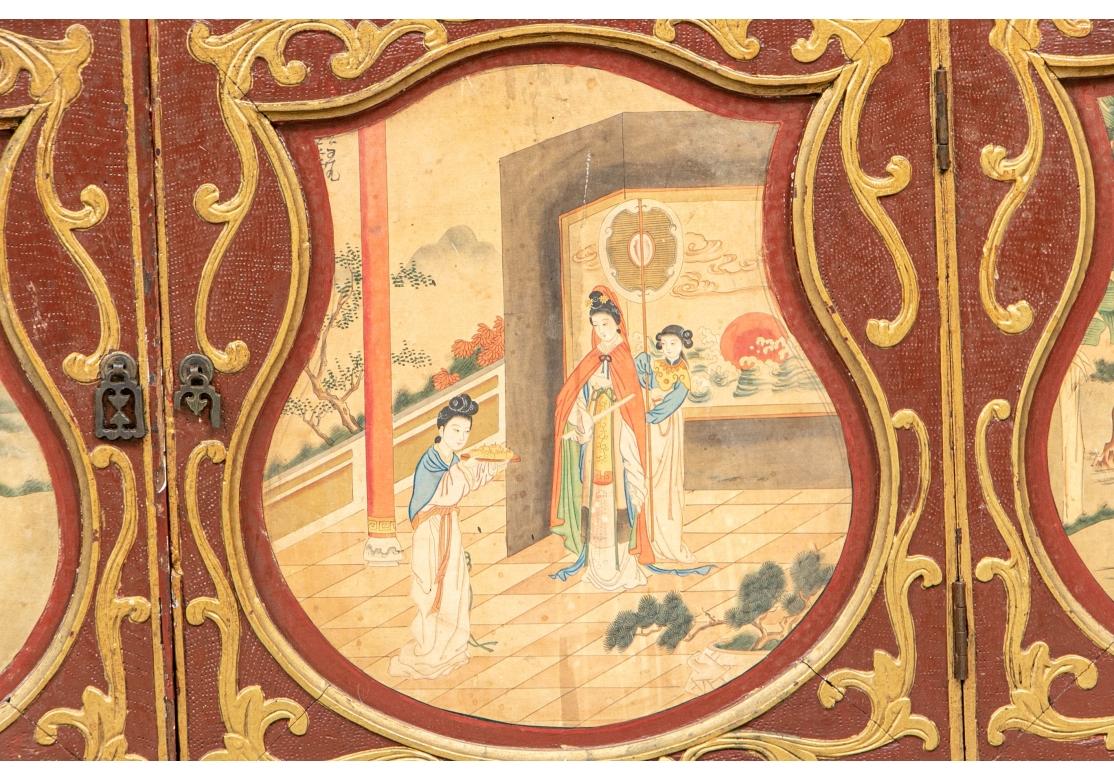 Cabinet chinois historique et très décoratif avec des scènes imprimées insérées et des marques de hache.  Un long meuble rectangulaire en laque rouge sang de boeuf avec des panneaux de décoration en relief avec des oiseaux dans des arbres en fleurs