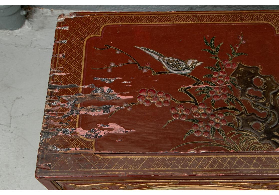 XIXe siècle Ancienne armoire chinoise laquée et décorée de peinture à restaurer en vente