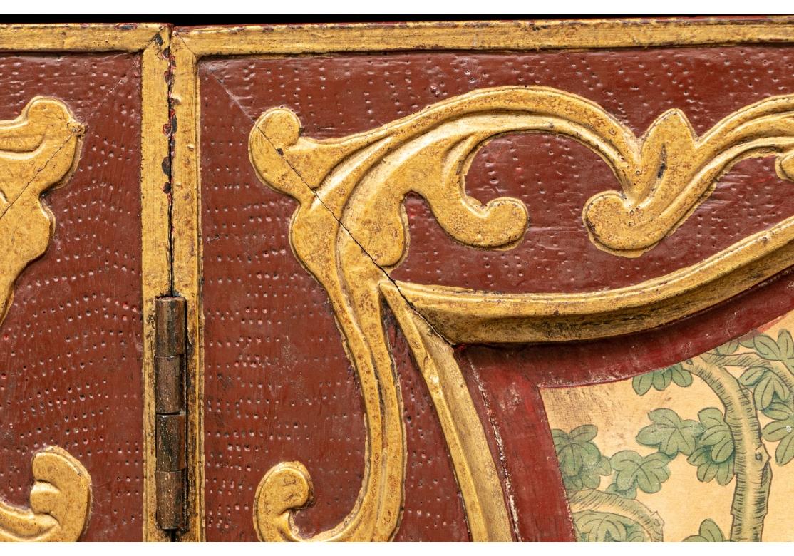Ancienne armoire chinoise laquée et décorée de peinture à restaurer en vente 1