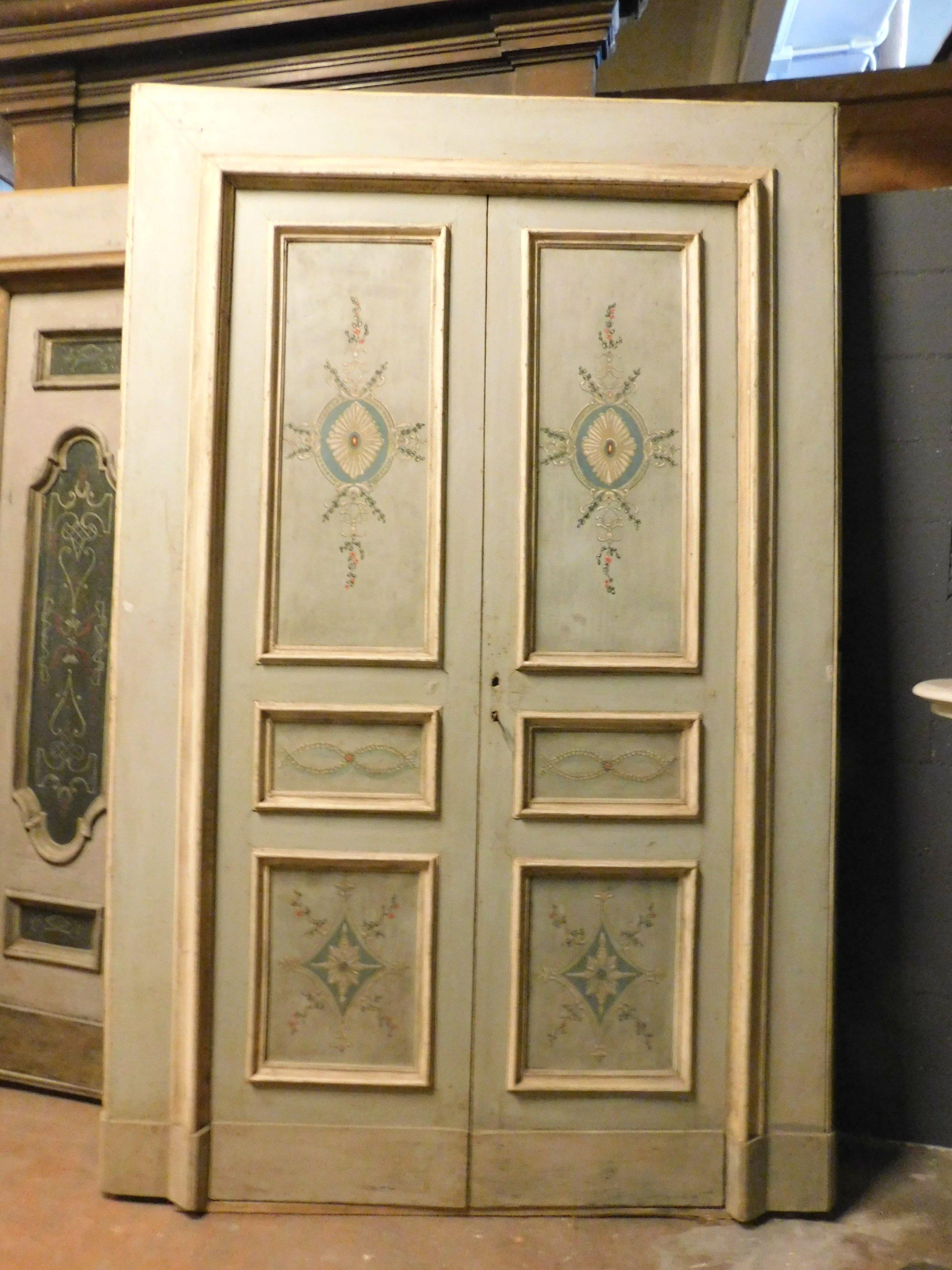 Antike lackierte und bemalte Tür mit zeitgenössischen Blumen, originaler Rahmen mit dicker und lackierter Molura, dominante blaue Farbe, schön auch auf der Rückseite, öffnet sich zu schieben, zweiflügelig, bereits konservativ restauriert (nur Griffe