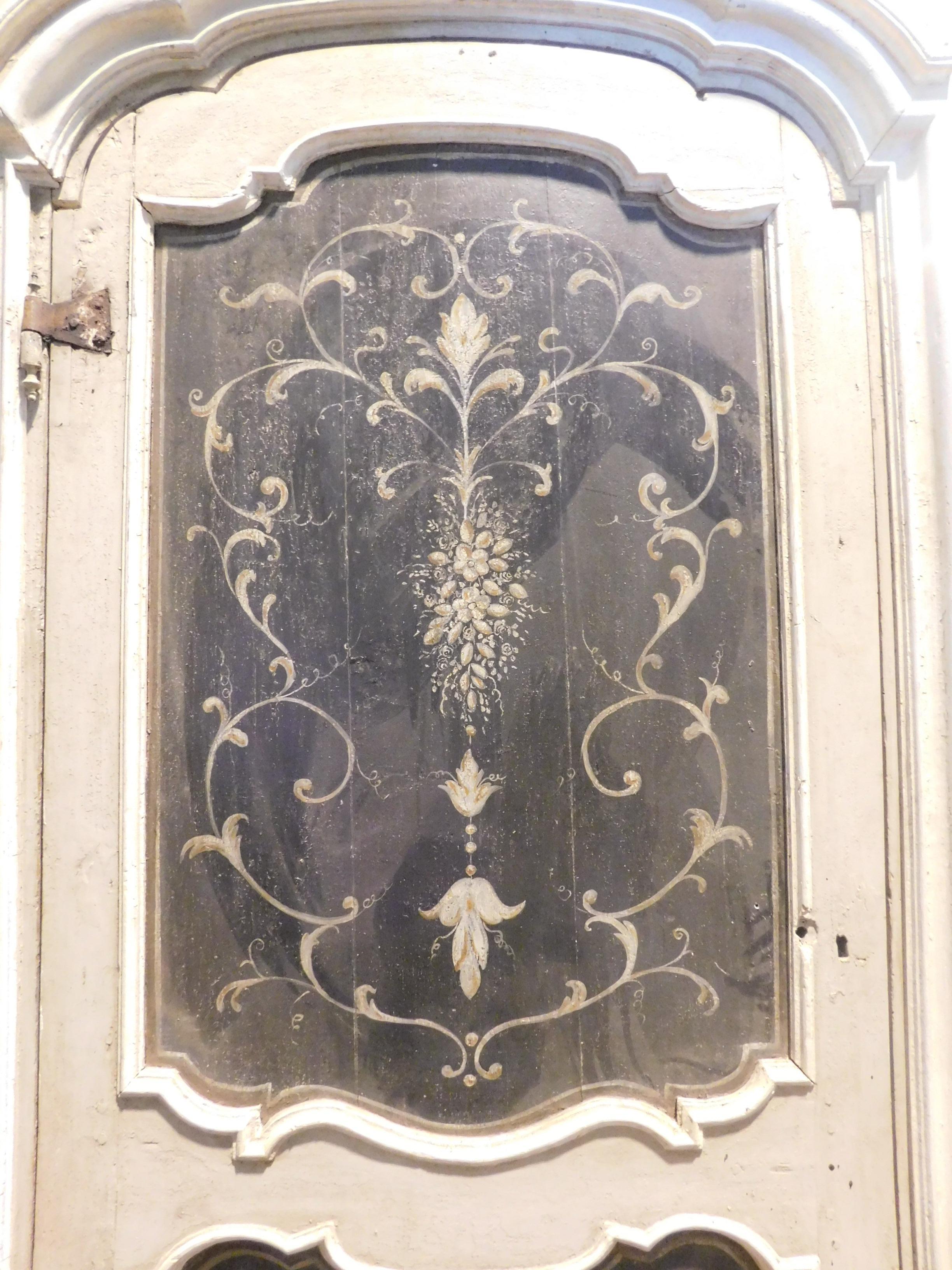 Antique Lacquered and Painted Door, with Original Wavy Frame, Italy, 1700 In Good Condition For Sale In Cuneo, Italy (CN)