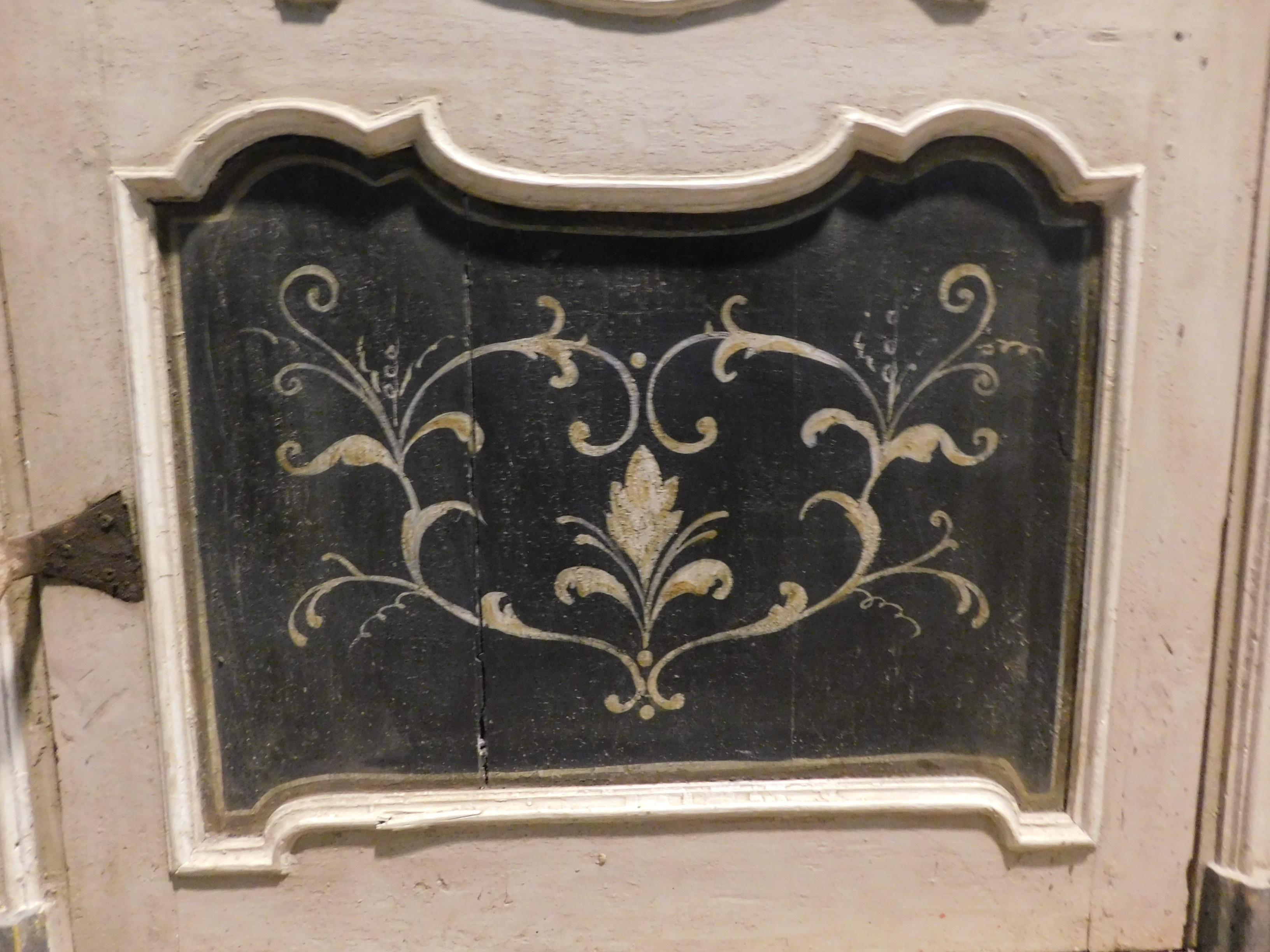 Porte ancienne laquée et peinte, avec cadre ondulé d'origine, Italie, 1700 en vente 1
