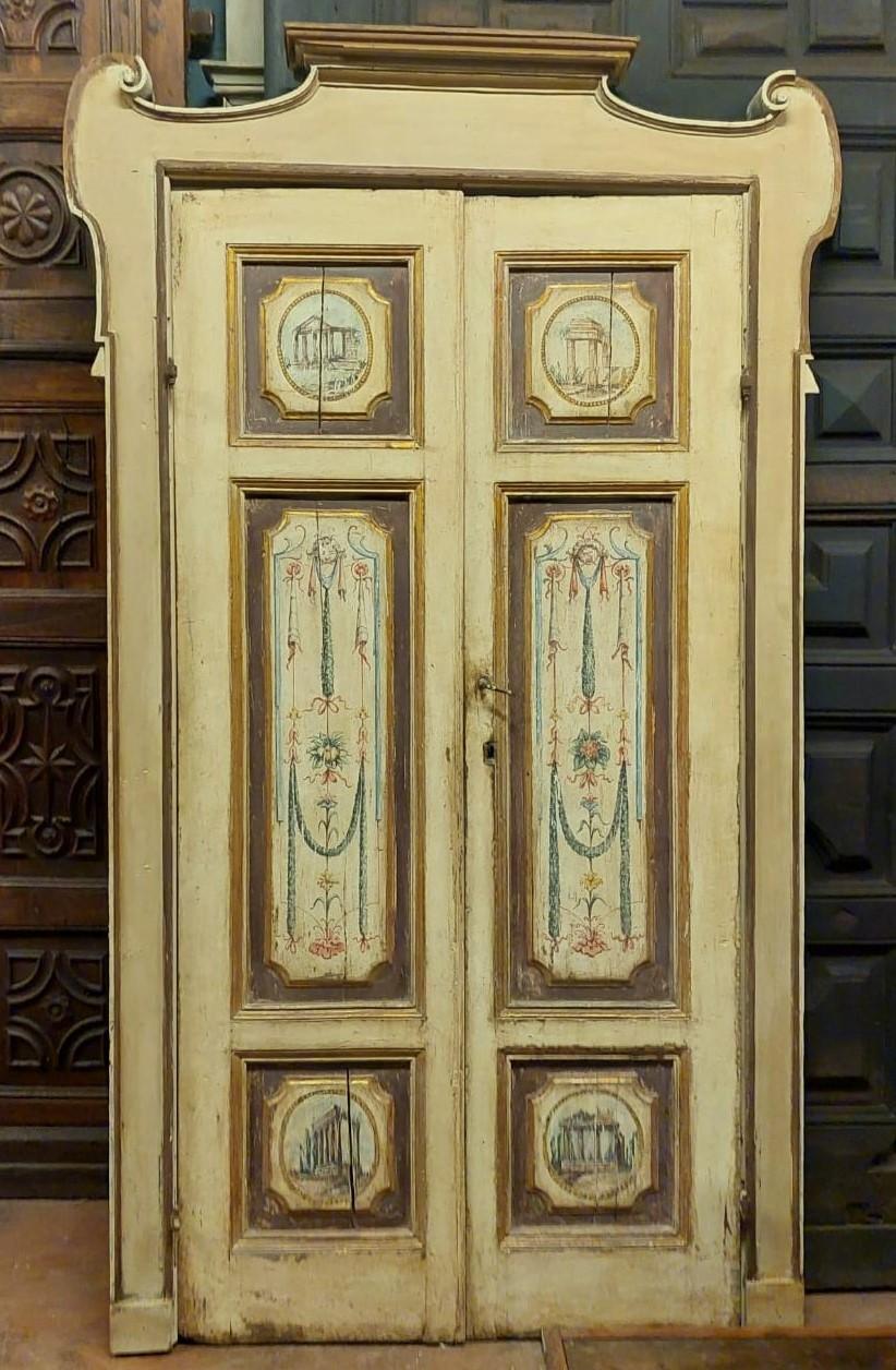 Porte d'intérieur ancienne, laquée et peinte à la main dans des tons de jaune et d'or, originale et complète avec son cadre, construite au XVIIIe siècle, en provenance de Toscane, Italie.
En excellentes conditions de conservation, avec ouverture à