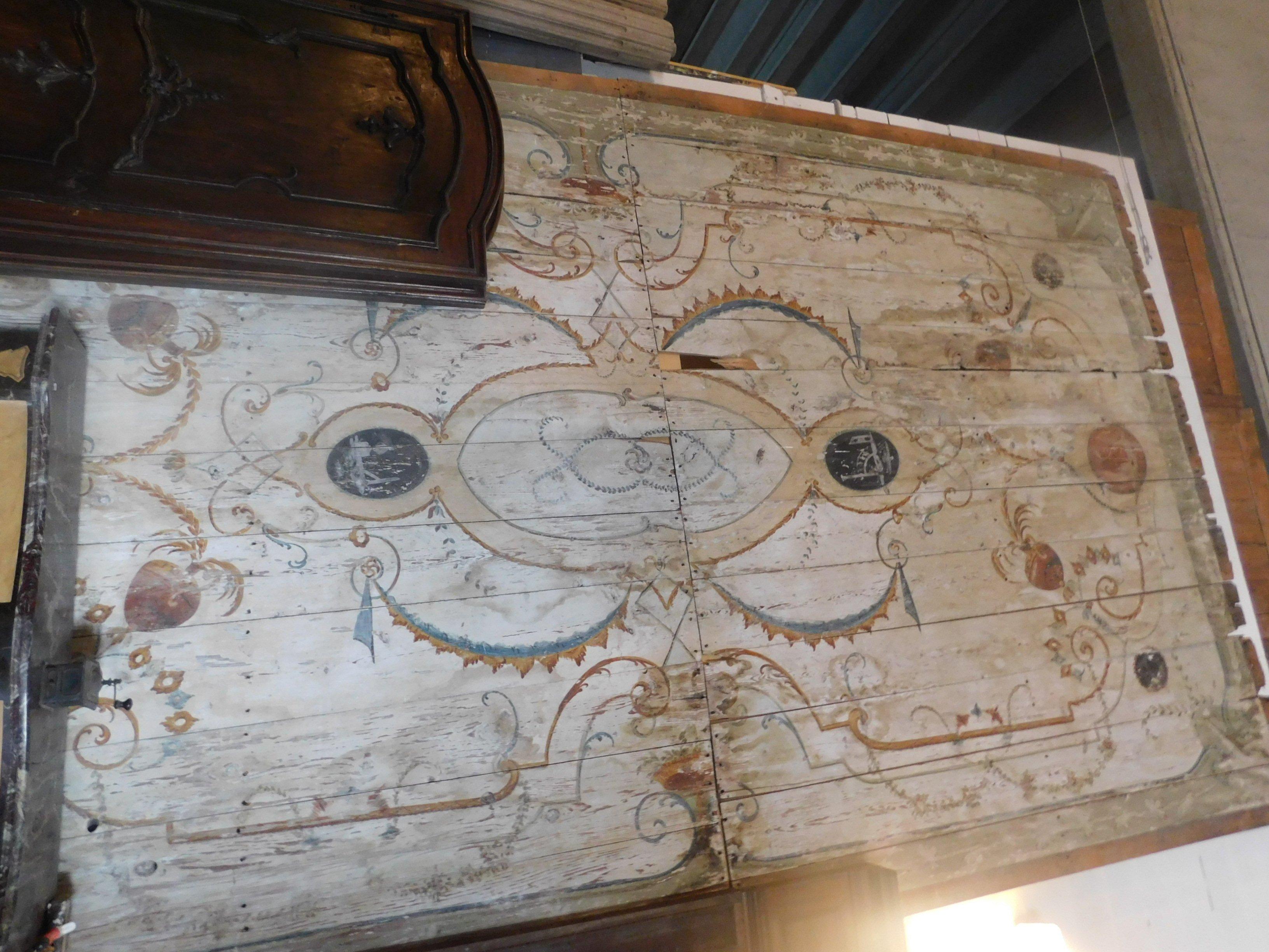 Ancient white hand-painted ceiling, composed of boards painted with floral motifs and grotesque decorations, coming from a large villa in Sicily, painted in the second half of the 19th century by a local artist.
Imposing and of great value, a luxury