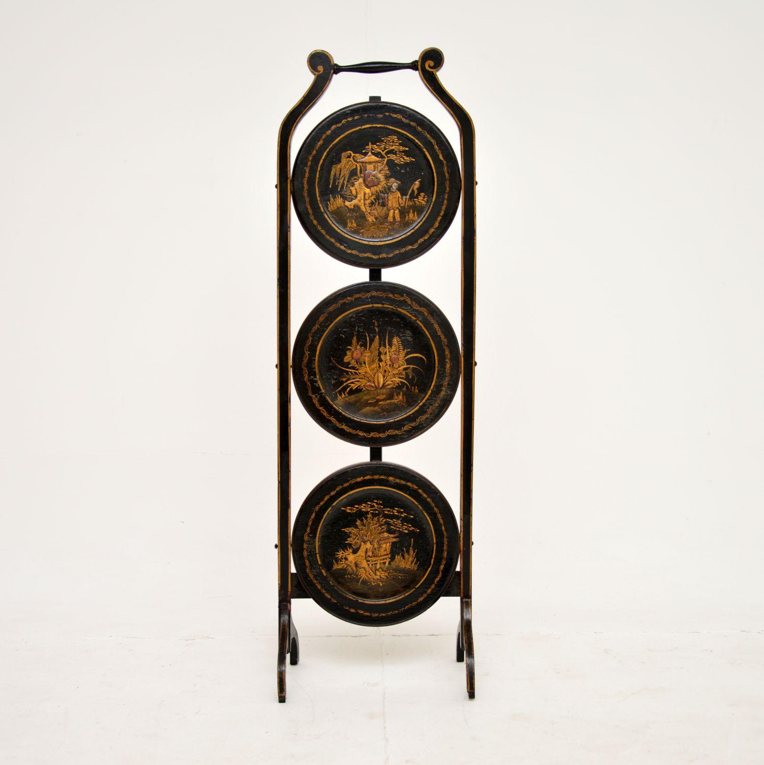 A beautiful and rare antique lacquered chinoiserie cake stand. This was made in England, it dates from the 1900-1920 period.

The quality is excellent, the decorations are beautifully executed and this looks great from all angles.

The condition is