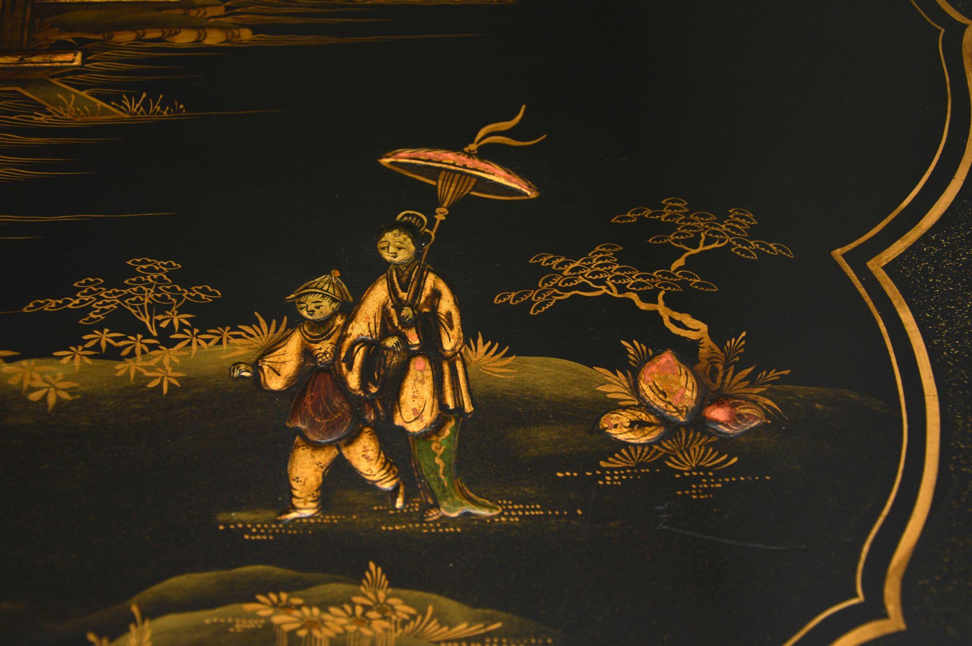 Antiker lackierter Chinoiserie-Couchtisch (Holz) im Angebot