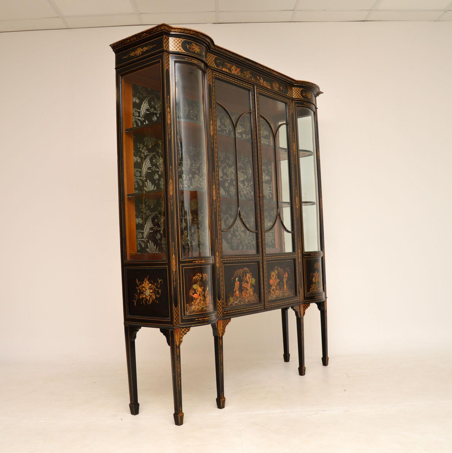 A magnificent antique lacquered chinoiserie display cabinet. This was made in England, it dates from around the 1900-1910 period.

It is absolutely beautiful, with incredible hand painted decorations throughout in the Chinese style. The quality is