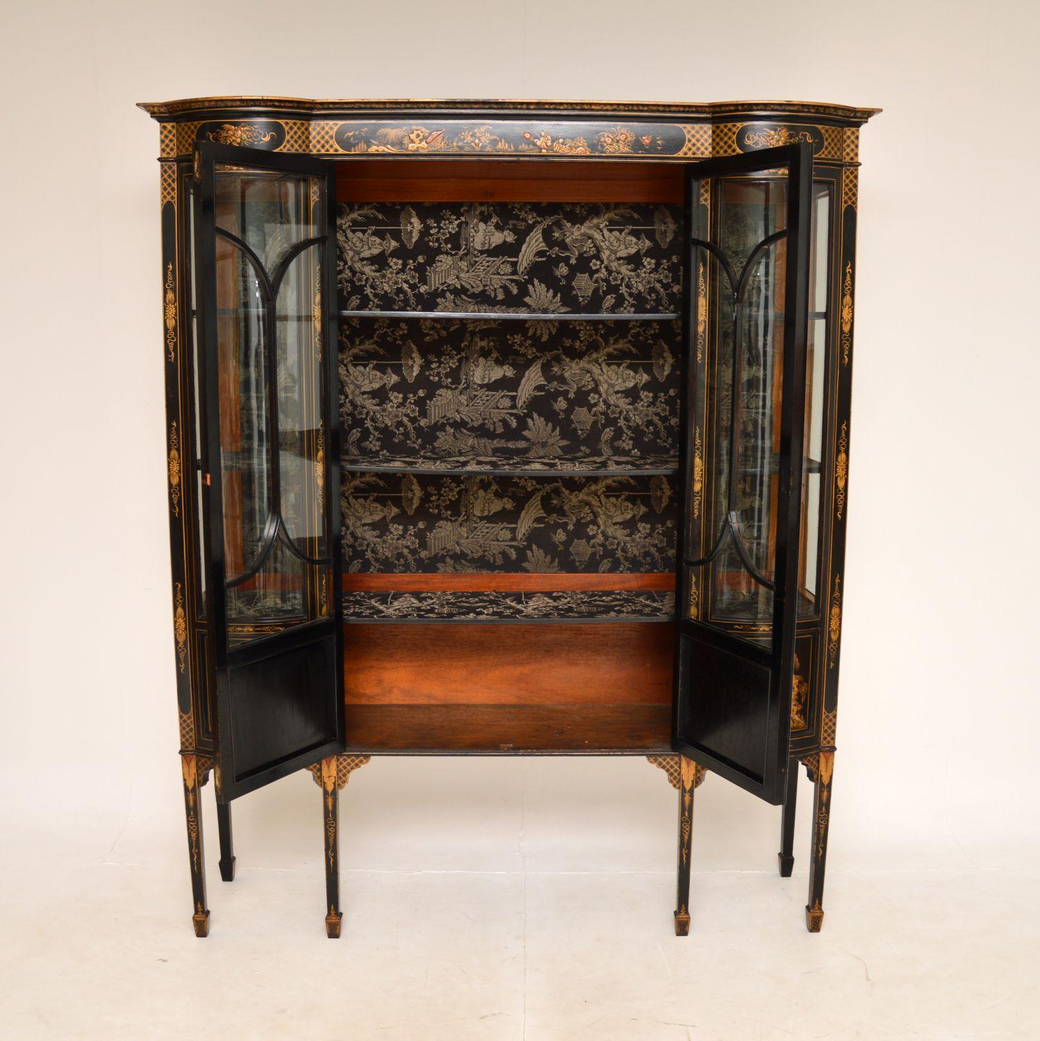 Early 20th Century Antique Lacquered Chinoiserie Display Cabinet