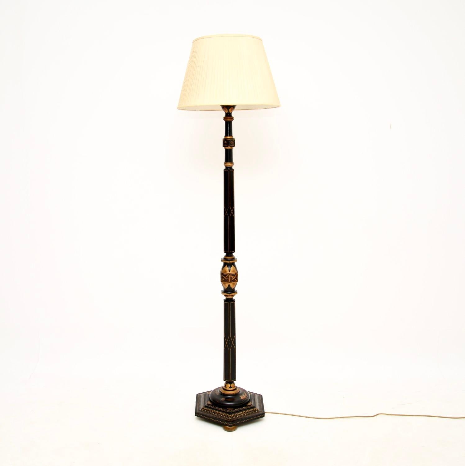 A stunning antique lacquered chinoiserie floor lamp, made in England and dating from the 1920’s.

This is of outstanding quality with wonderful painted and lacquered decorations in the oriental style. The solid wood frame is beautifully crafted,