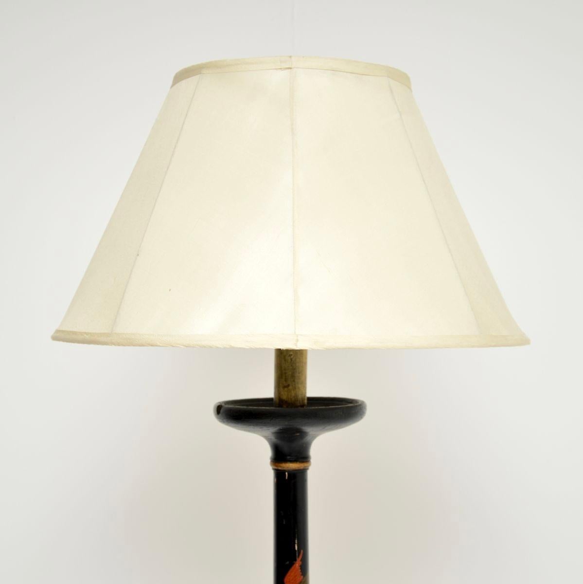 Un superbe lampadaire antique en chinoiserie laquée, fabriqué en Angleterre et datant des années 1920.

Il s'agit d'un objet d'une qualité exceptionnelle avec de magnifiques décorations peintes et laquées dans le style oriental. Le cadre en bois