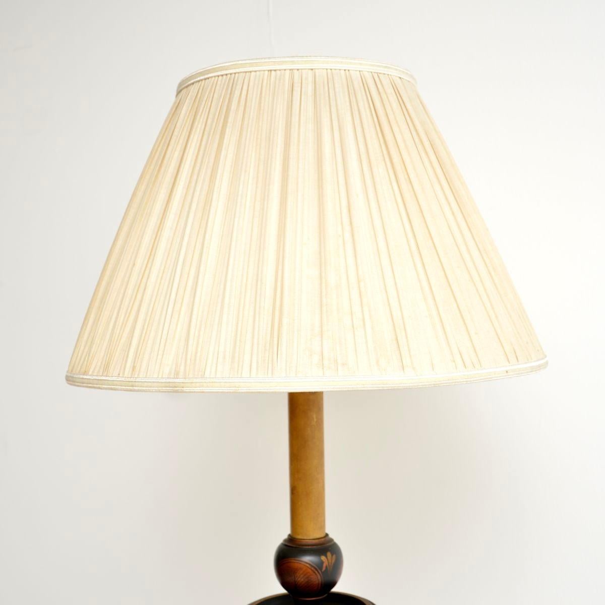 Un superbe lampadaire antique en chinoiserie laquée, fabriqué en Angleterre et datant des années 1920.

Il s'agit d'un objet d'une qualité exceptionnelle avec de magnifiques décorations peintes et laquées dans le style oriental. Le cadre en bois