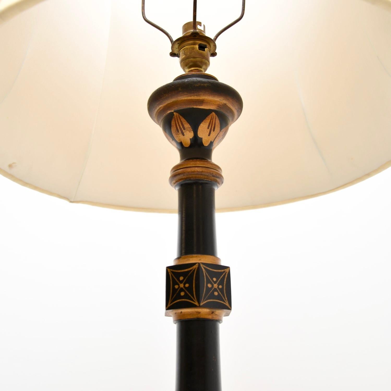 Britannique Lampadaire laqué ancien style chinoiseries en vente