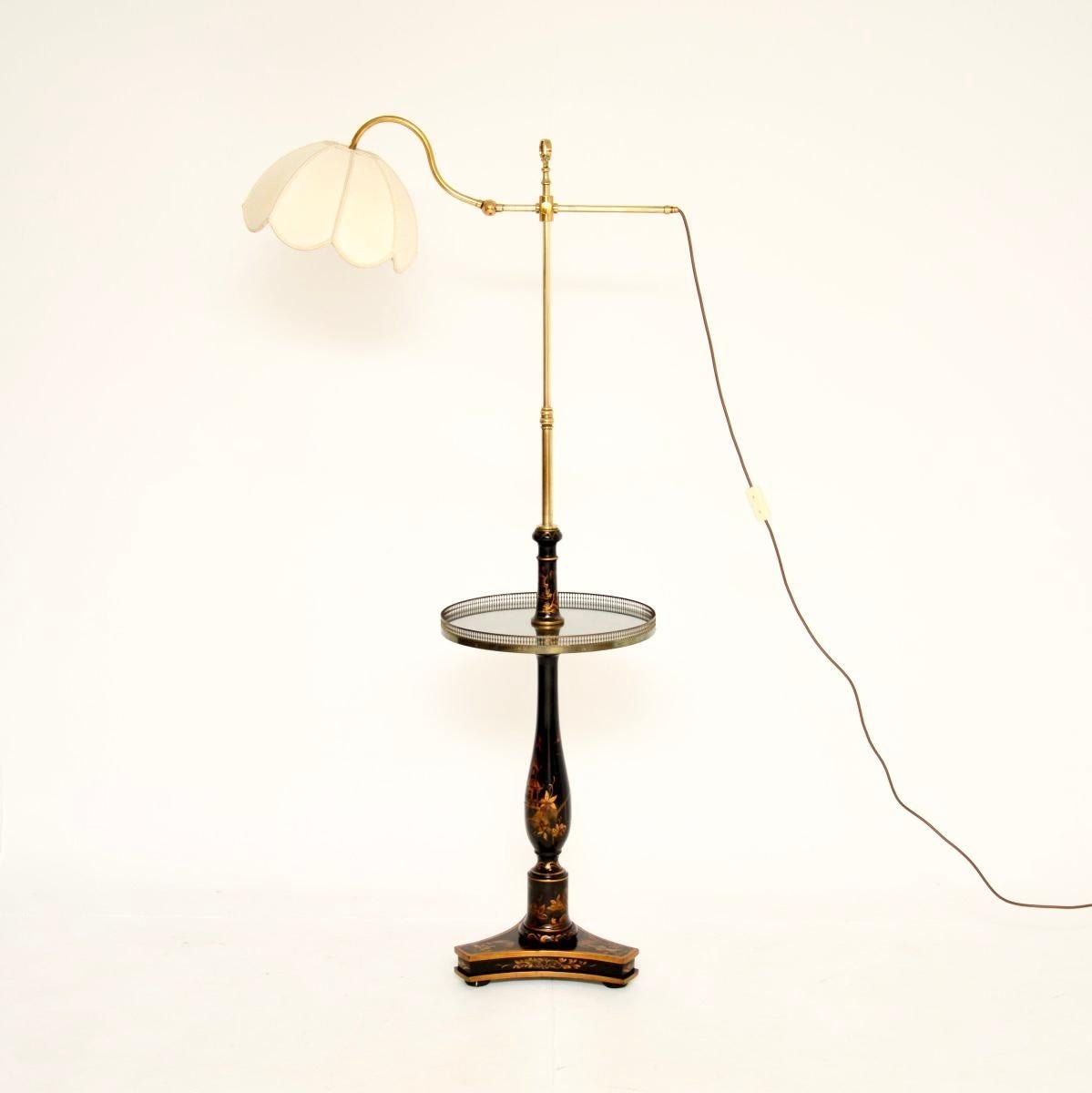 An incredibly beautiful and well made antique lacquered chinoiserie floor lamp table. This was made in England in the Regency style with oriental decorations, it dates from around the 1900-1920 period.

The quality is outstanding, the lacquered