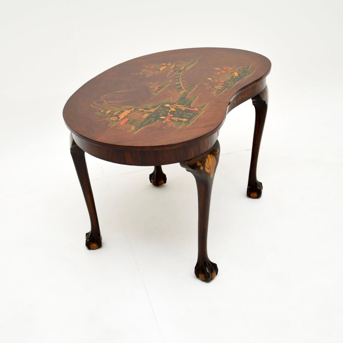 A beautiful antique lacquered chinoiserie kidney shaped coffee table, made in England and dating from around the 1900-1920 period.

It is of lovely quality, the table is walnut and has gorgeous oriental style painted decorations throughout. The