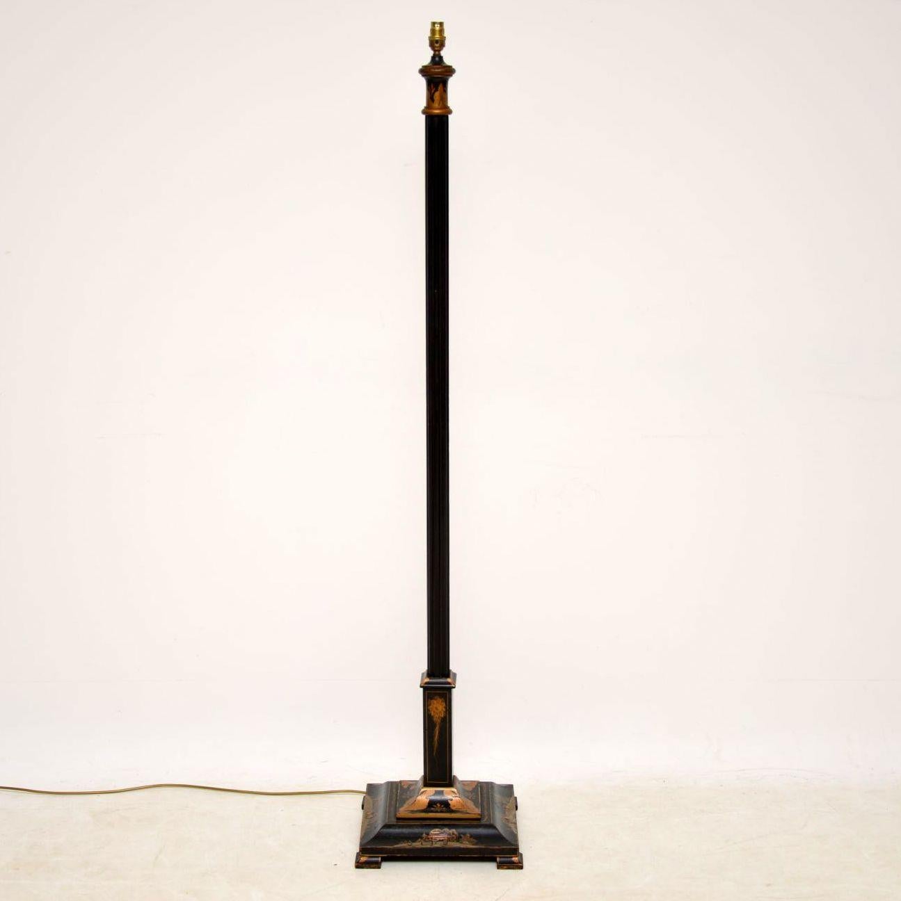 Antique lacquered chinoiserie lamp stand in good original condition dating from circa the 1910-1920s period. These chinoiserie items were very popular around that period and were a revival of the fashion that originally dated to the Queen Anne