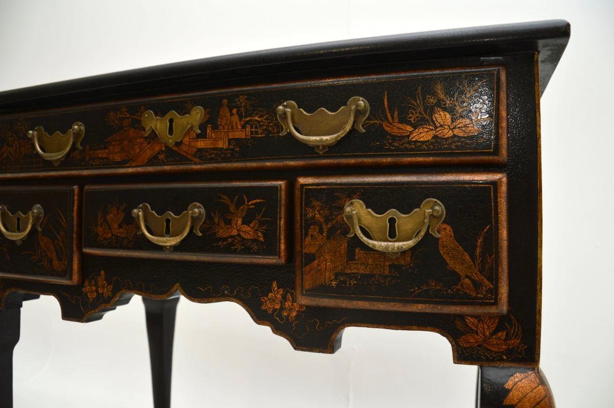 Ancienne table d'appoint basse laquée style chinoiserie en vente 3