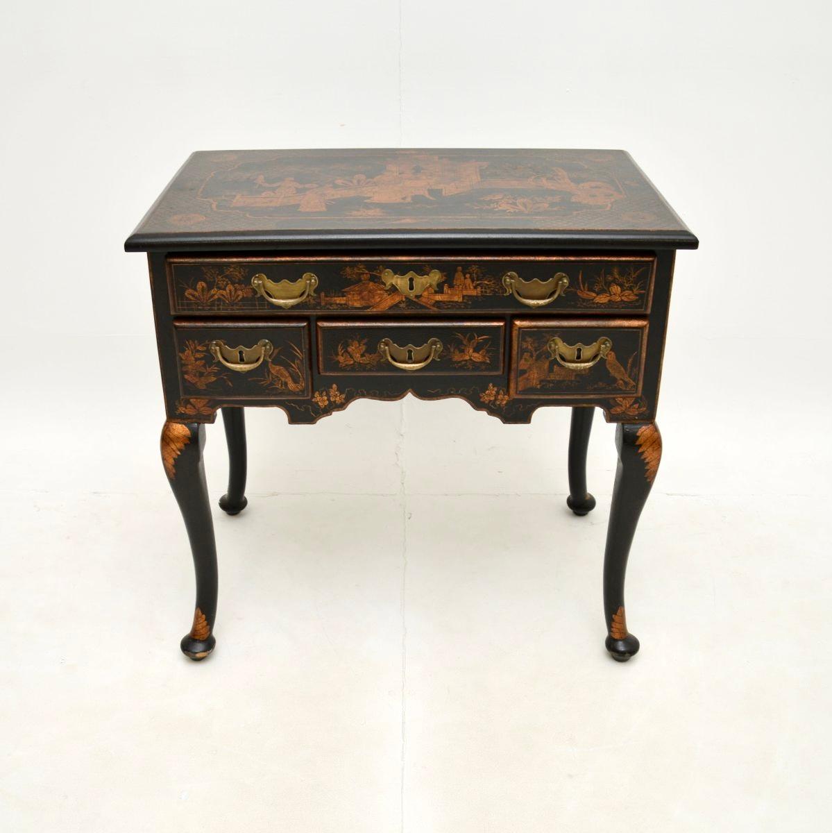 Charmante table d'appoint ancienne laquée de style Chinoiserie dans le style Georgien. Il a été fabriqué en Angleterre, il date des années 1950 environ.

Il est de très bonne qualité, d'une belle taille compacte et il est magnifiquement conçu. Il