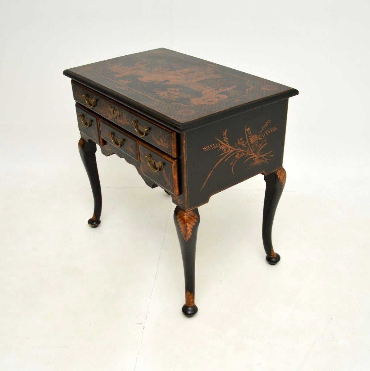 Chinoiseries Ancienne table d'appoint basse laquée style chinoiserie en vente