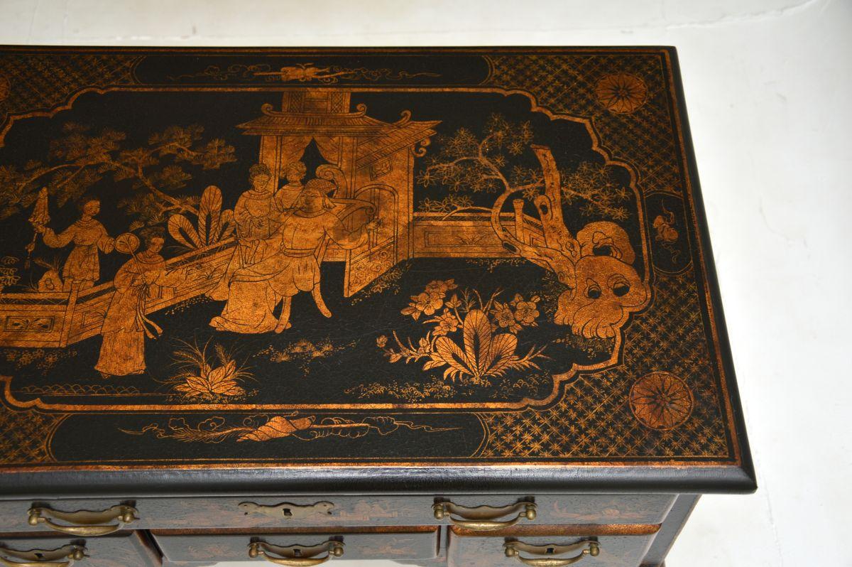 Milieu du XXe siècle Ancienne table d'appoint basse laquée style chinoiserie en vente