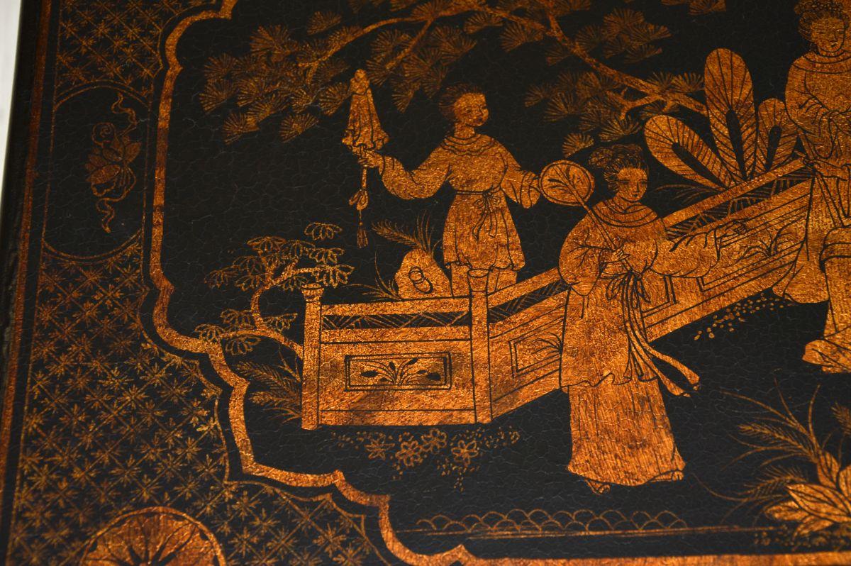 Bois Ancienne table d'appoint basse laquée style chinoiserie en vente