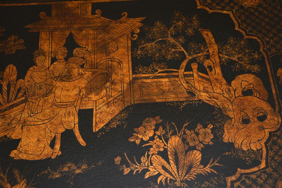 Ancienne table d'appoint basse laquée style chinoiserie en vente 1