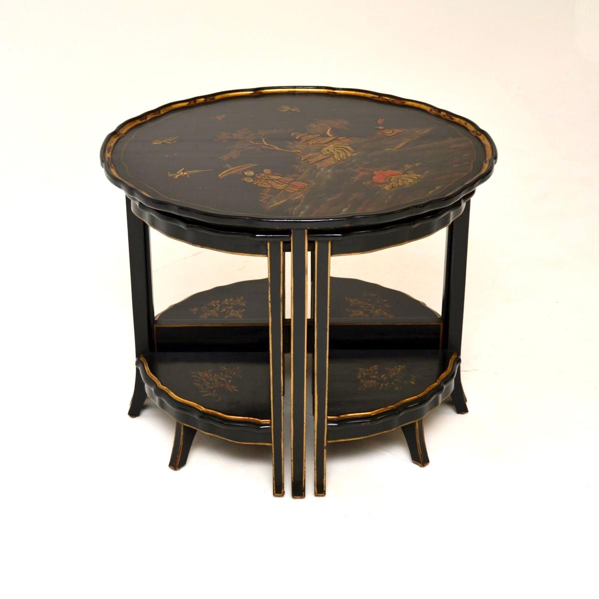 Una mesa de centro antigua de Chinoiserie lacada, preciosa y muy bien hecha. Fabricado en Inglaterra, data de los años 1920-30.

La calidad es extraordinaria y tiene un diseño muy práctico. La mesa central, circular y más grande, tiene los bordes de