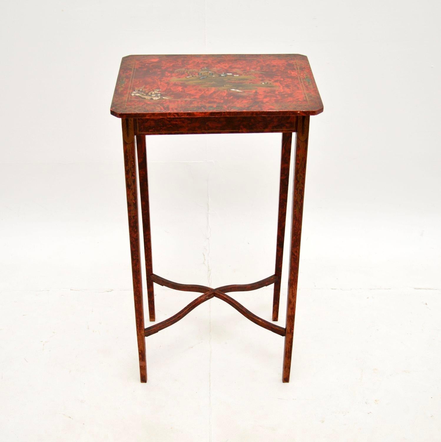 An absolutely stunning antique lacquered chinoiserie side table. This was made in England, it dates from around the 1880-1900 period.

It is of extremely fine quality, with gorgeous lacquered decorations in the classic oriental style. It is a very