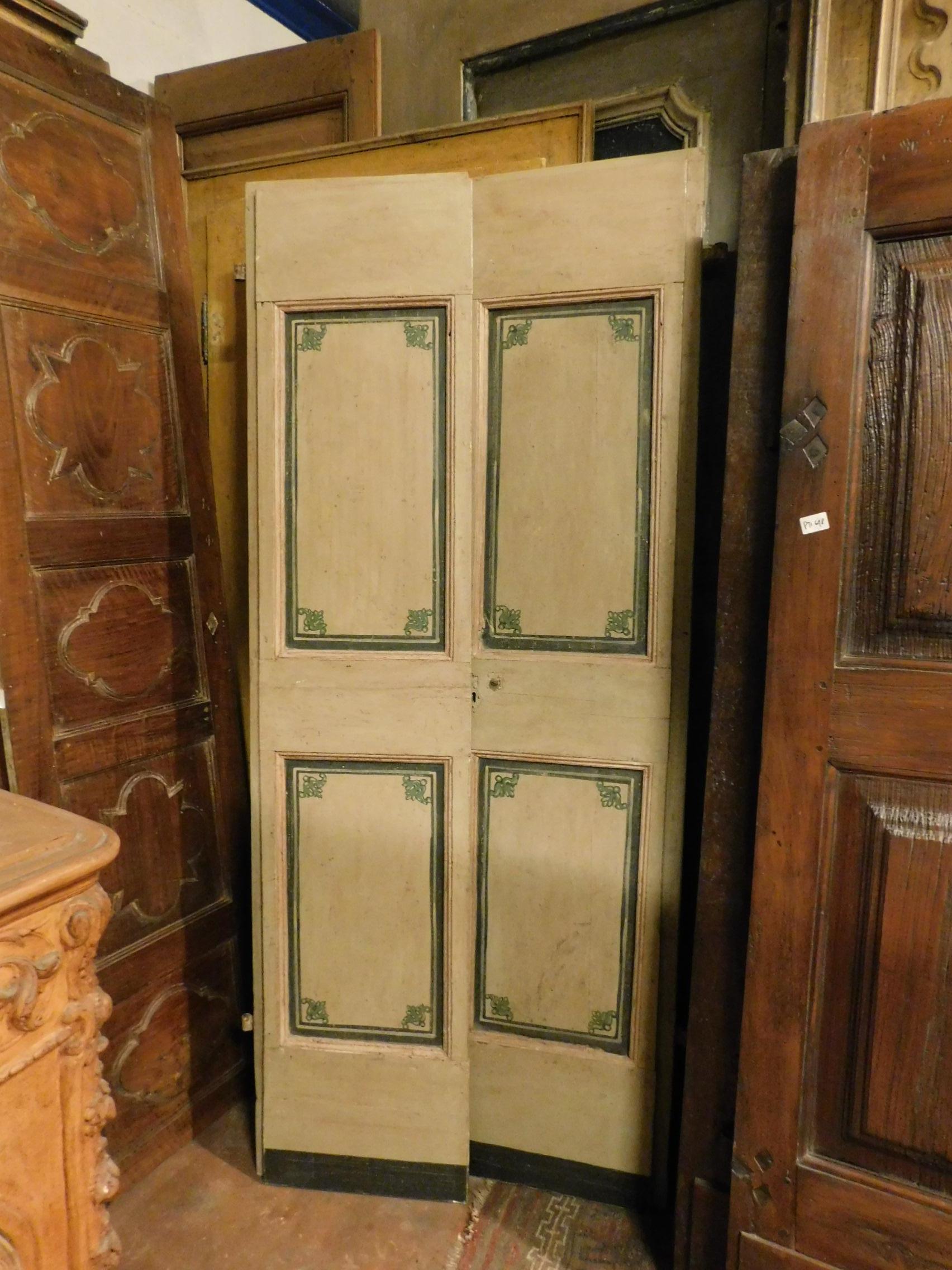 porte double laquée ancienne du 19ème siècle, beige avec décorations vertes, fers d'origine, charnières et restauration déjà faite, rétro peinte avec cadre simple, efficace, peut aussi être utilisée comme armoire ou porte de meuble.