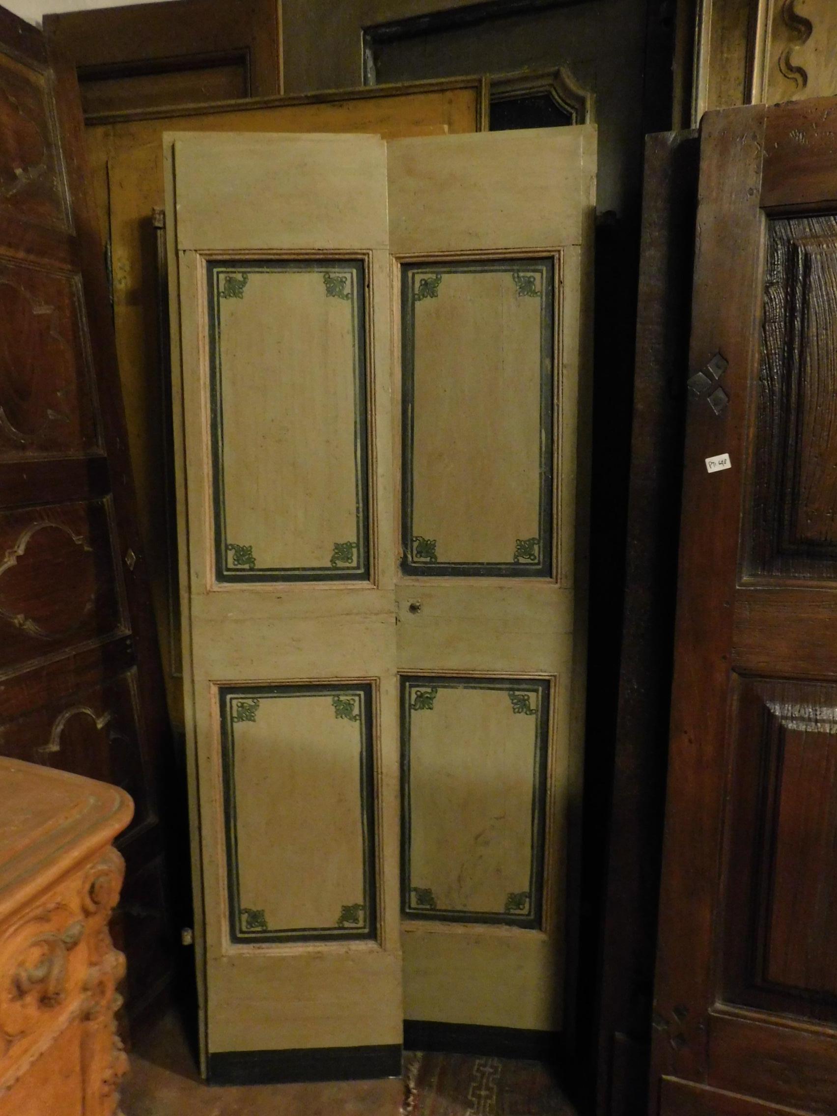 Antique Lacquered Double Door, Beige with Green Decorations, Original Irons In Good Condition For Sale In Cuneo, Italy (CN)