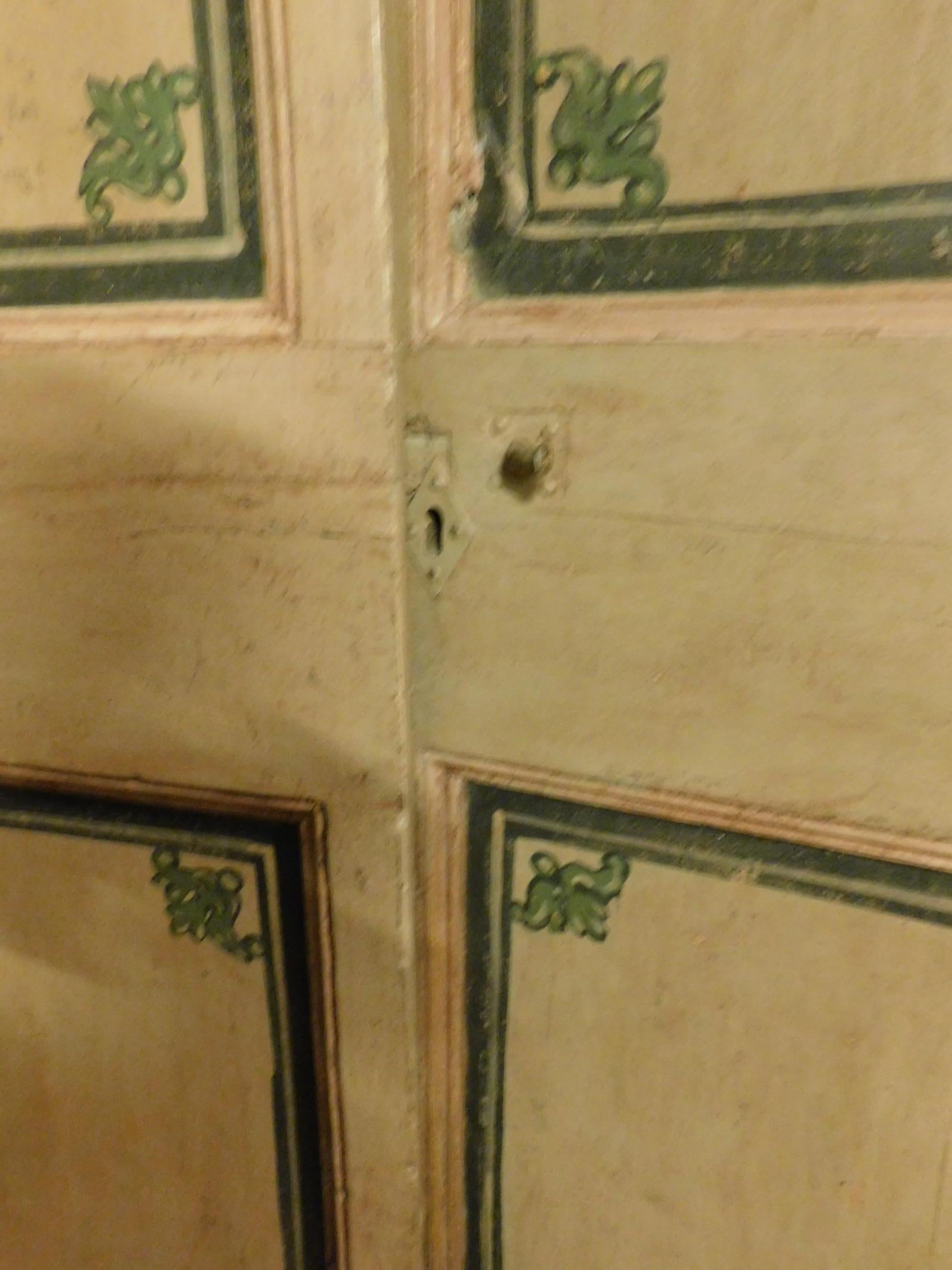 Bois Porte double laquée ancienne, beige avec décorations vertes, fers d'origine en vente