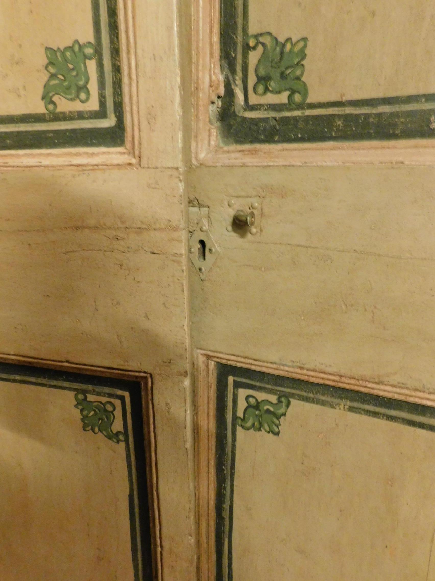 Porte double laquée ancienne, beige avec décorations vertes, fers d'origine en vente 1