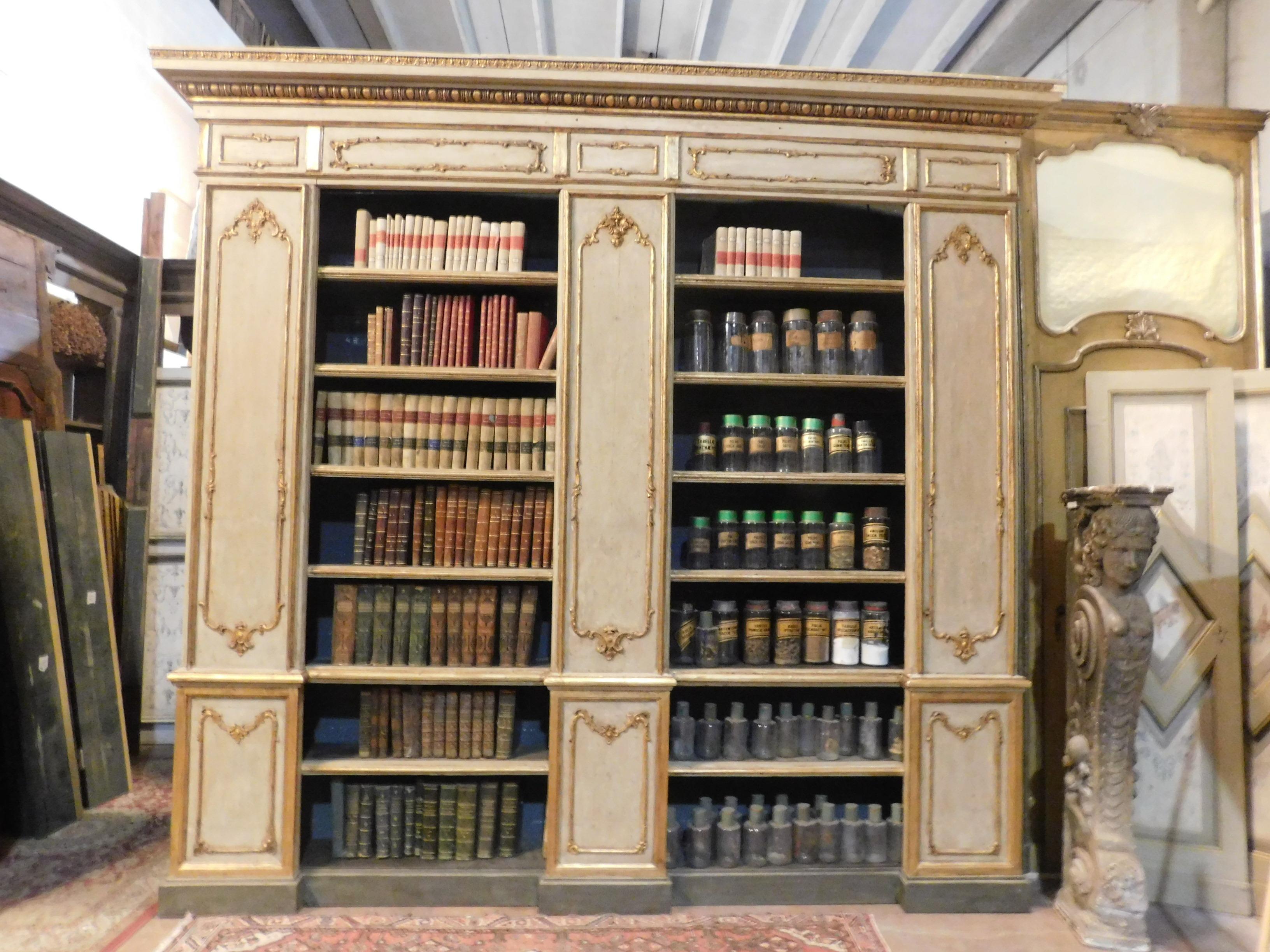 Ancient large lacquered and gilded bookcase, hand-carved with columns and rich gilded friezes, built entirely by hand in the middle of the 19th century for an important building in northern Italy (from Turin).
Of great visual impact and excellent