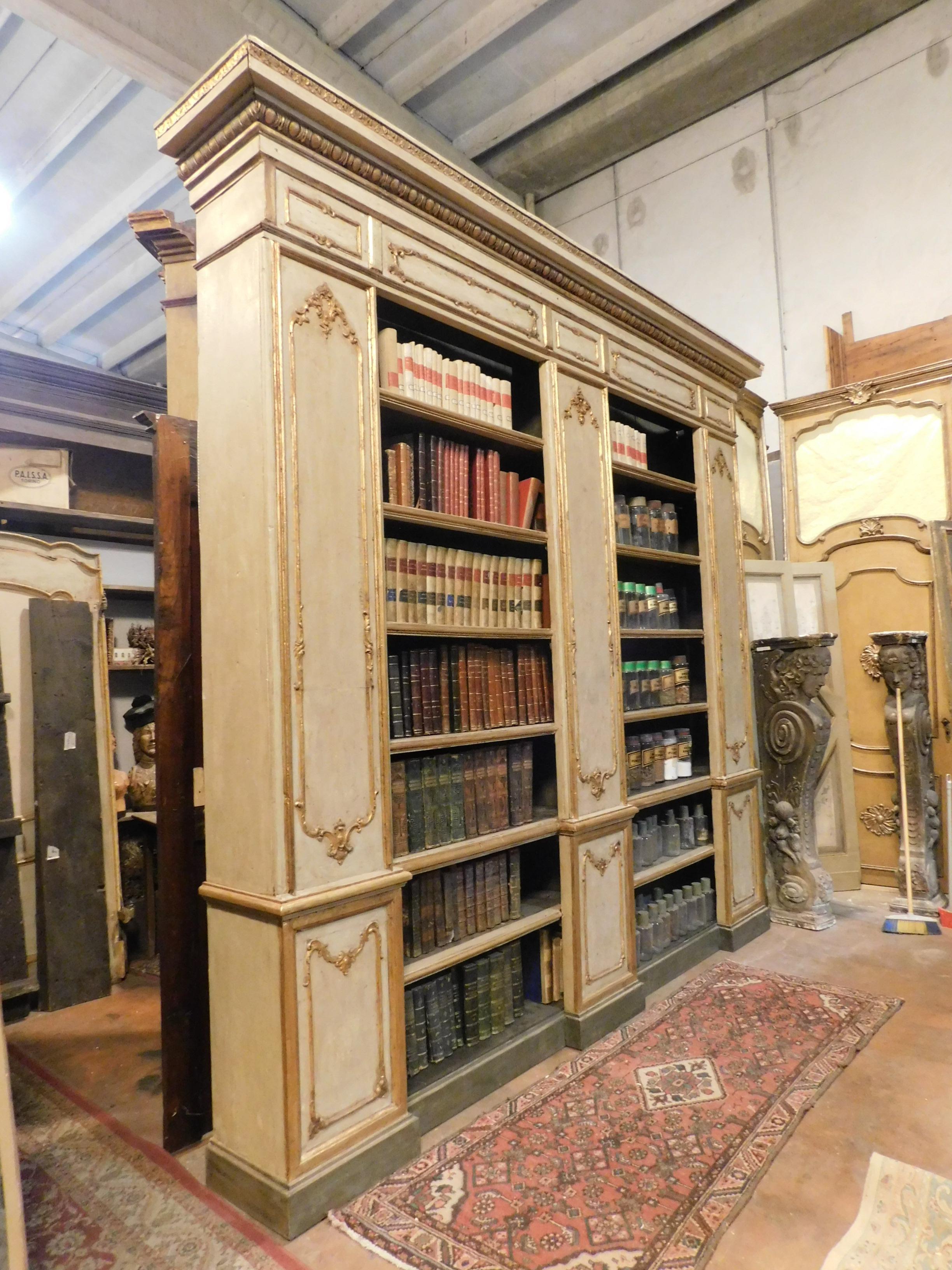 Antikes lackiertes, vergoldetes und vergoldetes Bücherregal, geschnitzte Säulen und Friesen, 19. Jahrhundert, Italien (Italienisch) im Angebot